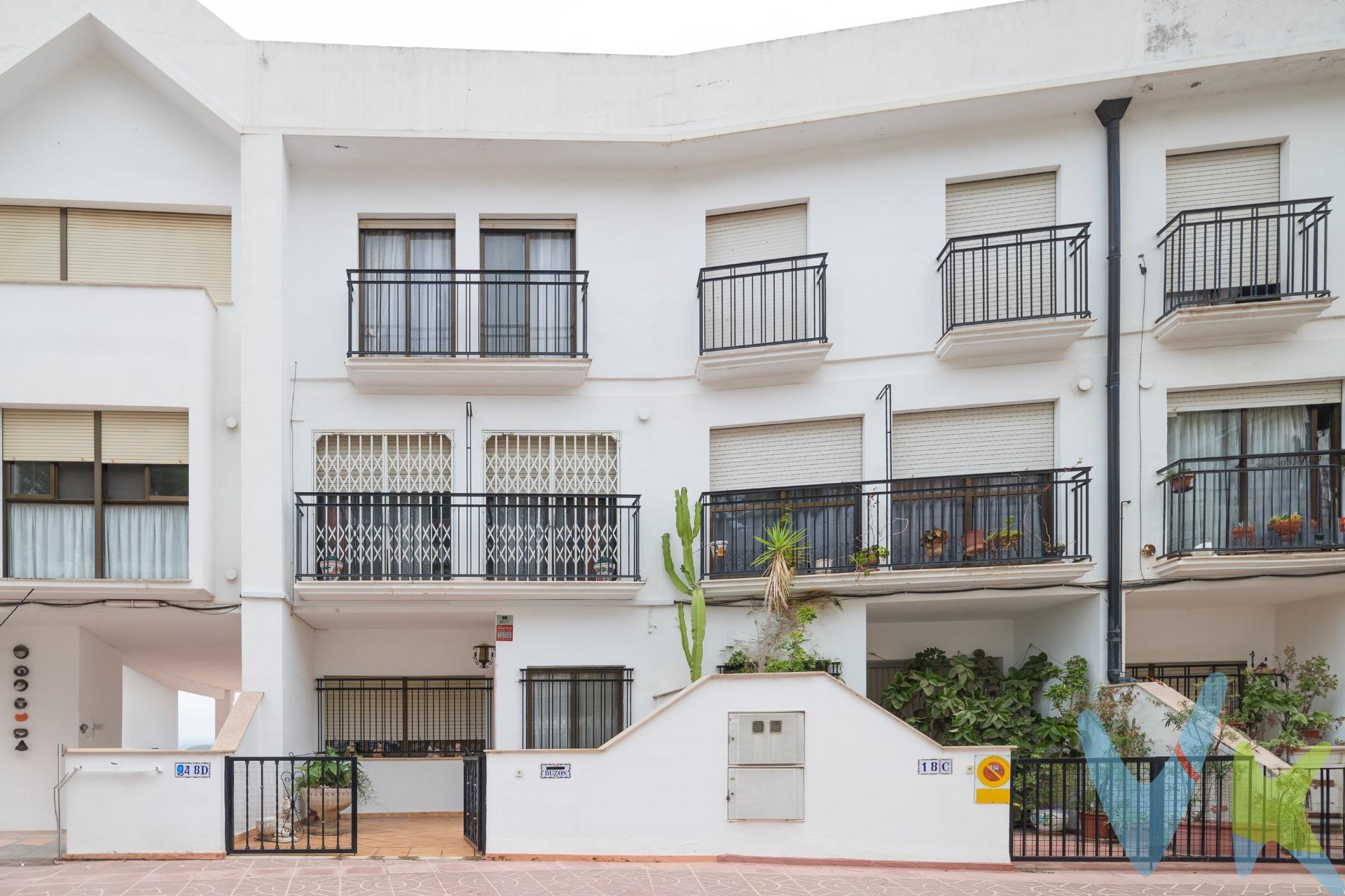 Se vende casa adosada en Buñol, ideal para familias o como inversión. La vivienda, distribuida en cuatro plantas más sótano, combina funcionalidad y comodidad. Además, cuenta con una amplia cochera independiente con gran capacidad. Planta baja: Incluye una práctica cocina, un dormitorio y un aseo, ideal para invitados o como área auxiliar. Primera planta: Destaca por un espacioso y luminoso salón-comedor, perfecto para reuniones familiares. Incluye una cocina independiente totalmente equipada y aseo. Segunda planta; Dos habitaciones dobles, cada una con baño en suite para mayor privacidad y confort. Tercera planta: Ofrece un espacio independiente que puede utilizarse como estudio o apartamento privado. Dispone de una cocina funcional, un baño completo y acceso a una pequeña terraza con bonitas vistas, perfecta para disfrutar de momentos al aire libre. La propiedad se complementa con un garaje en el sótano y una cochera independiente, ofreciendo amplias opciones de almacenamiento y estacionamiento. Ubicación privilegiada en Buñol, cercana a servicios y zonas de interés. ¡No pierdas la oportunidad de visitar esta fantástica casa!. La descripción del presente inmueble e imágenes tienen mero carácter informativo y en ningún caso carácter contractual, pudiendo ser modificados por la inmobiliaria comercializadora sin que ello implique responsabilidad alguna frente a terceros. En el precio de venta a público, esta propiedad NO incluye los gastos de adquisición (Notario, registro, gestión, honorarios, etc…). 