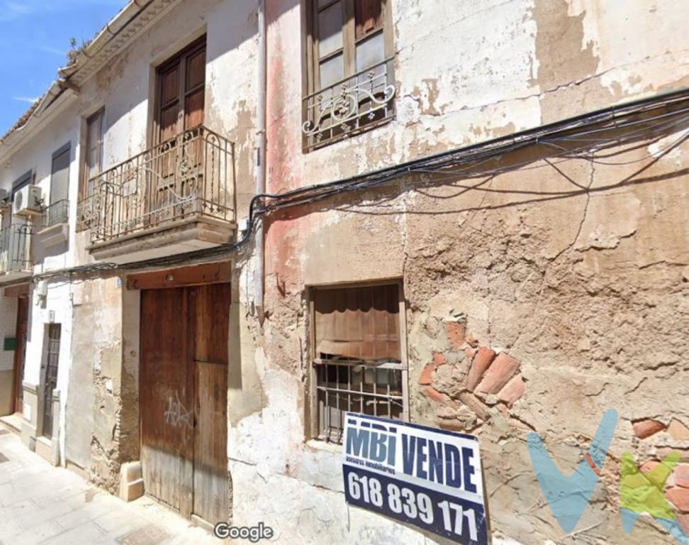 CASA DE PUEBLO COMPLETA, INDEPENDIENTE EN PLENO CENTRO DE TORRENT (PARA REFORMA INTEGRAL O DERRIBO)  Adquiera una parte de la historia de Torrent con esta emblemática casa ubicada en el corazón de la ciudad, junto a la Torre, el mercado, a un paso de la Avenida al Vedat, el ayuntamiento, de la parada de metro y de todos los servicios .   Sea parte de la tradición de Torrent. Construcción del año 1920. Con una superficie construida de 116m² en planta baja más un amplio jardín/corral de unos 77m²  y más una altura tipo piso escaleta. Disponemos de toda la información sobre las licencias y permisos para poder empezar ahora mismo con el nuevo proyecto. La fachada no está protegida por lo que se puede derribar por completo.   Si siempre has soñado comprar un trozo de tierra de Torrent, en la mejor zona, y construirte la casa independiente que siempre soñaste, ahora es el momento de poderlo hacer realidad. Esta ocasión no sale todos los días, decídete y te informaremos y acompañaremos en todo el proceso de compra.   Para cualquier consulta sobre la misma, no dudes en ponerte en contacto con nosotros, estaremos encantados de poderte ayudar.    Si tienes que vender antes tu vivienda, llámanos y te asesoramos cómo hacerlo para además tener los mínimos gastos posibles y todas las garantías.  Agencia Registrada con el nº00516 en el Registro Obligatorio de Agentes Inmobiliarios de la Comunidad Valenciana    Por mandato expreso del propietario, COMERCIALIZAMOS ESTE INMUEBLE EN EXCLUSIVA, lo que le garantiza el acceso a toda la información, a un servicio de calidad, un trato fácil, sencillo y sin interferencias de terceros. Por este motivo, se ruega NO MOLESTAR AL PROPIETARIO, a los ocupantes de la propiedad o a los vecinos. Muchas gracias por su comprensión.   La oferta está sujeta a cambios de precio o retirada del mercado sin previo aviso. Este anuncio en su conjunto, incluyendo textos, fotos, imágenes o cualquier otro contenido de este, no es vinculante dado que la información es ofrecida por terceros y puede contener errores. Se muestra a título informativo y no contractual.  El precio anunciado NO INCLUYE los impuestos, ni los gastos como, Notario, Registro de la Propiedad, ni los honorarios de la agencia inmobiliaria.  Esta propiedad se pone a la venta con toda la documentación comprobada y en regla, por lo que ofrecemos GARANTIAS a los compradores.    