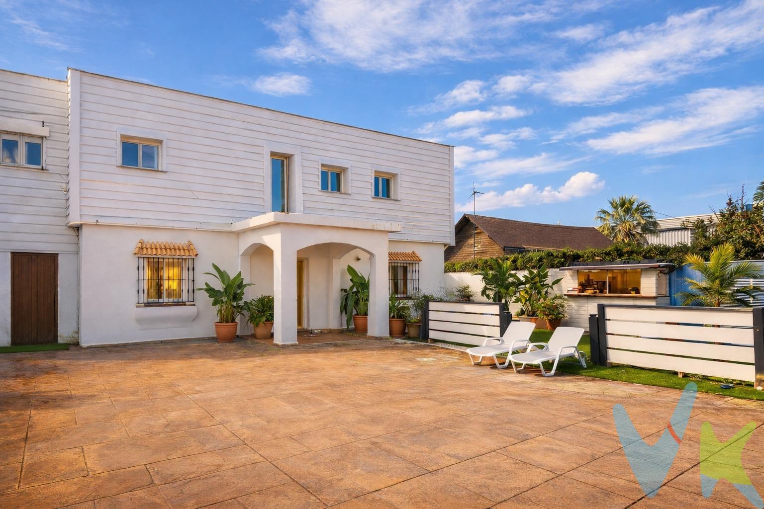 . Se vende magnífica propiedad ubicada en la zona de la Lobita ( Conil ) cuenta con una amplia parcela de 1.000 m² que ofrece múltiples construcciones independientes, ideal tanto para vivienda familiar, alquiler turístico o inversión. La vivienda principal, situada en planta baja, dispone de una acogedora cocina con zona de comedor, un luminoso salón y dos dormitorios, ofreciendo un espacio cómodo y funcional para el día a día. En la planta superior se encuentra una segunda vivienda independiente de madera, compuesta por cuatro dormitorios y un baño, perfecta para familia numerosa, invitados o alquiler independiente. Dentro de la finca también encontramos un apartamento de invitados con acceso directo a la piscina, equipado con cocina, lo que lo convierte en un espacio ideal para estancias privadas y confortables. En la parte trasera hay una segunda casa de madera que puede destinarse a apartamento adicional, zona de trabajo o almacén según necesidades. La propiedad se completa con:. Cuarto exterior para lavadora. WC en zona de piscina. Cuarto técnico para herramientas de piscina. Pérgola para aparcamiento de vehículos. Garaje cerrado de madera. Agua de red. Sistema de fosa séptica. Una finca muy versátil, con gran potencial y múltiples posibilidades de uso, ubicada en un entorno tranquilo y con espacios exteriores amplios para disfrutar al máximo. 📞 Contáctanos para más información o visita. Transparencia de precio, impuestos y honorarios: El precio publicado corresponde únicamente al precio de venta del inmueble y no incluye impuestos, gastos de compraventa ni honorarios a cargo del comprador. Impuestos: ITP o IVA + AJD (según la naturaleza de la transmisión). En Andalucía, en segundas transmisiones el ITP es 7 % con carácter general, pudiendo aplicarse tipos reducidos (6 % o 3,5 %) si se cumplen requisitos. Base del impuesto: con carácter general, la base será la mayor entre el precio declarado y el valor de referencia (según normativa aplicable). Gastos de compraventa: Notaría, Registro y, en su caso, Gestoría (desde 2.000 € orientativo, según operación). Honorarios comprador (no incluidos): 3 % + IVA, con mín. 3.500 € + IVA si precio < 115.000 €. Se informan y aceptan por escrito (hoja de encargo/servicios) antes de la visita y de cualquier gestión vinculada a la compra. Ficha informativa (Decreto 218/2005) a disposición del interesado. Fuentes oficiales: Información tributaria y valor de referencia disponible en Sedes Oficiales de la Junta de Andalucía y se facilitan a quien lo solicite. Exclusiva: Por mandato expreso del propietario, este inmueble se comercializa en exclusiva a través de la Inmobiliaria. Se ruega no contactar directamente con propiedad/ocupante/vecinos. 