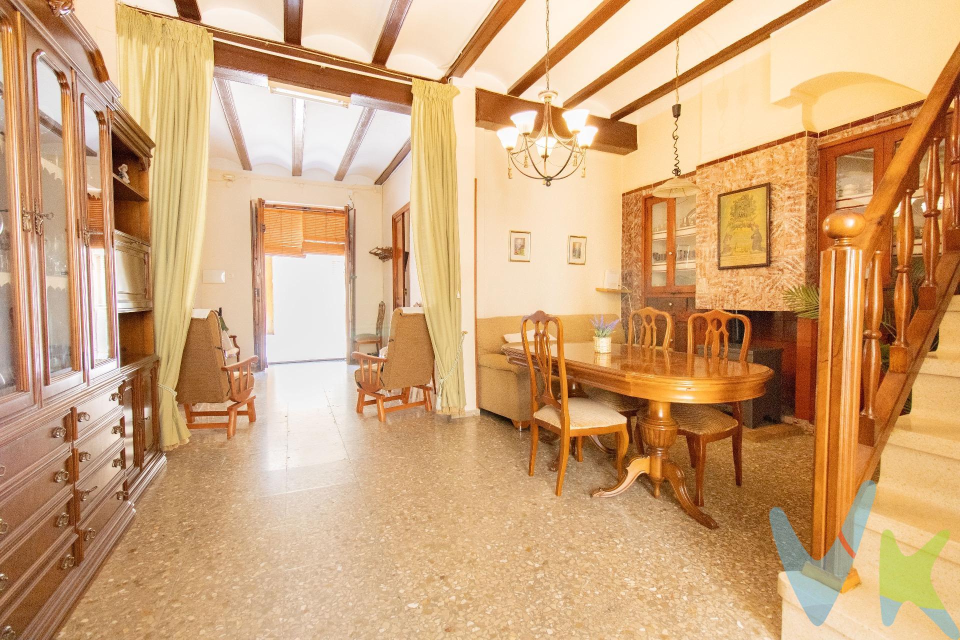 En Puçol, en CASCO ANTIGUO presentamos  esta bonita casa de pueblo, la vivienda está en perfectas condiciones para poder entrar a vivir e ir actualizándola a tú gusto si así lo deseas. . Casa con 3 habitaciones un de ellas en planta baja, salón comedor, cocina y baño en la misma planta, además dispone de patio y zonas al aire libre, accediendo por la escalera a primera planta nos encontramos con 2 habitaciones 1 doble y 1 simple, terraza en misma planta y un espacio diáfano para actualizar a tú gusto. Si lo que buscas es una casa de pueblo para hacer la casa de tus sueños, esta es una buenísima opción!!. . Por expreso deseo de los propietarios esta vivienda se comercializa en EXCLUSIVA, por lo que le garantiza un trato fácil, cómodo y sin interferencias. Rogamos no molesten a sus ocupantes o vecinos. Si usted es un profesional inmobiliario, no dude en llamarnos, estaremos encantados de colaborar en la venta de este inmueble. . El precio ofertado no incluye impuestos y gastos de compraventa, ni honorarios de la agencia inmobiliaria. Anuncio no vinculante, puede contener errores.