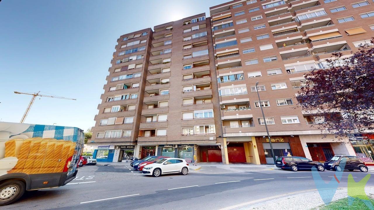 Calle Illueca (Av. Cesareo Alierta).- Se vende amplia vivienda de 84 m² útiles en la calle Illueca, a escasos metros de Av. Cesáreo Alierta. Distribuida en cuatro dormitorios, salón con salida a terraza, cocina independiente y dos baños completos. La vivienda es exterior, lo que garantiza una excelente luminosidad natural. Dispone de calefacción central y agua caliente sanitaria centralizada con contador individual, lo que aporta comodidad y control de consumo. Incluye una amplia plaza de garaje ubicada en el primer sótano del edificio. Ubicada en una finca con varios ascensores, servicio de conserjería y buen mantenimiento general. Estado para actualizar, ideal para adaptar a tu gusto y necesidades. Nota: El precio indicado no incluye impuestos, gastos de notaría, registro ni honorarios de intermediación. Anuncio no vinculante. Puede contener errores.