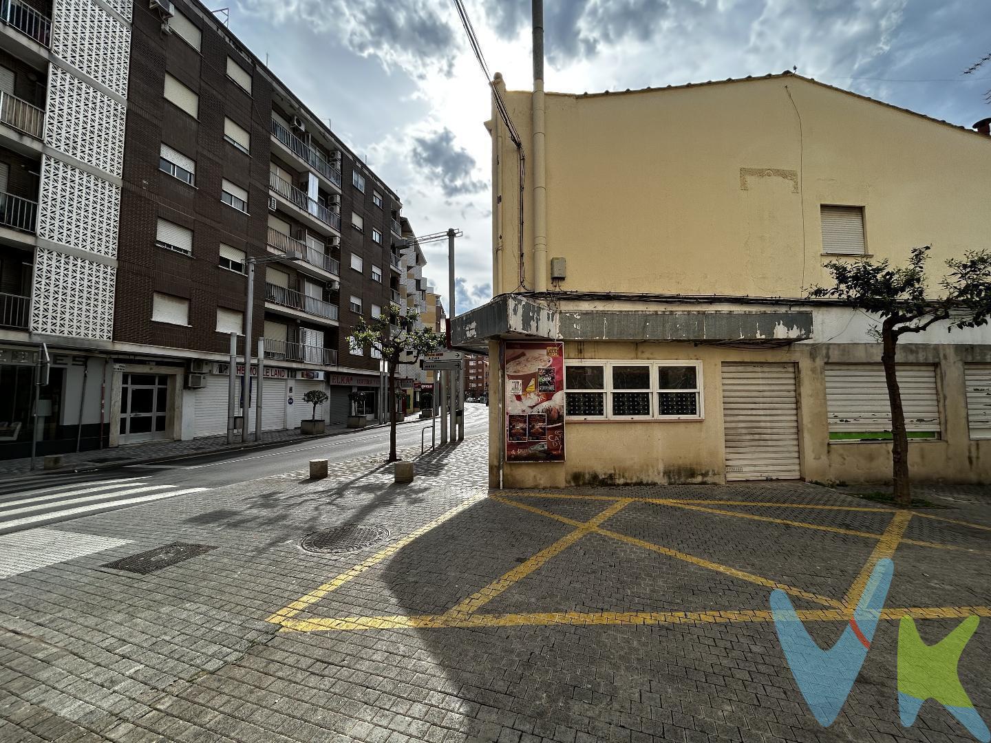 Oportunidad única en el corazón de Alaquàs: local comercial con doble potencial: fue una heladería y actualmente es un local comercial, pero tiene mucho potencial para promover un cambio de uso a vivienda por ser todo exterior y tener patio interior. Ubicado en zona de paso y alta visibilidad comercial, este espacio ofrece versatilidad máxima tanto para inversores o emprendedores como para quien quiera destinar como vivienda el local después de tramitar y obtener el permiso de cambio de uso en ayuntamiento de la población.

La distribución actual contempla dos locales comunicados (posibilidad de segregar o unificar según necesidad), con dos zonas de cocina/barra completamente equipadas y cuatro cuartos de baño en total, lo que lo hace ideal para continuar con actividad hostelera o transformarlo en una vivienda amplia con múltiples dormitorios y baños. 

El salón principal longitudinal disfruta de generosa entrada de luz y acceso directo a un práctico pequeño patio trasero descubierto, perfecto como terraza privada o zona de almacenamiento de uso exclusivo.

Entre sus características técnicas destacan: instalación de extracción de humos operativa, suelos cerámicos de fácil mantenimiento, falso techo con iluminación empotrada, escaparate tipo heladería a pie de calle. El estado actual del local requiere actualización estética como negocio o acometer la reforma de cambio de uso total.

Ya sea para montar tu negocio de hostelería con instalaciones listas o para convertirlo en tu nueva vivienda en una de las mejores zonas de Alaquàs (Valencia), esta propiedad representa una inversión inteligente con alta rentabilidad potencial.

Por mandato expreso del propietario, comercializamos este inmueble en exclusiva, lo que le garantiza un servicio de calidad, un trato fácil, sencillo y sin interferencias de terceros. Por este motivo, se ruega no molestar al propietario, a los ocupantes de la propiedad, a los vecinos si los hubiera. Muchas gracias por su comprensión.

La oferta está sujeta a cambios de precio o retirada del mercado sin previo aviso. Este anuncio en su conjunto, incluyendo textos, fotos, imágenes o cualquier otro contenido de este, no es vinculante dado que la información es ofrecida por terceros y puede contener errores. Se muestra a título informativo y no contractual. Las medidas, superficies y diseño del plano facilitado son meramente orientativas. 

"El precio NO INCLUYE los gastos de corretaje inmobiliario, impuestos (IVA, ITP, AJD), plusvalía, notaría y registro”.