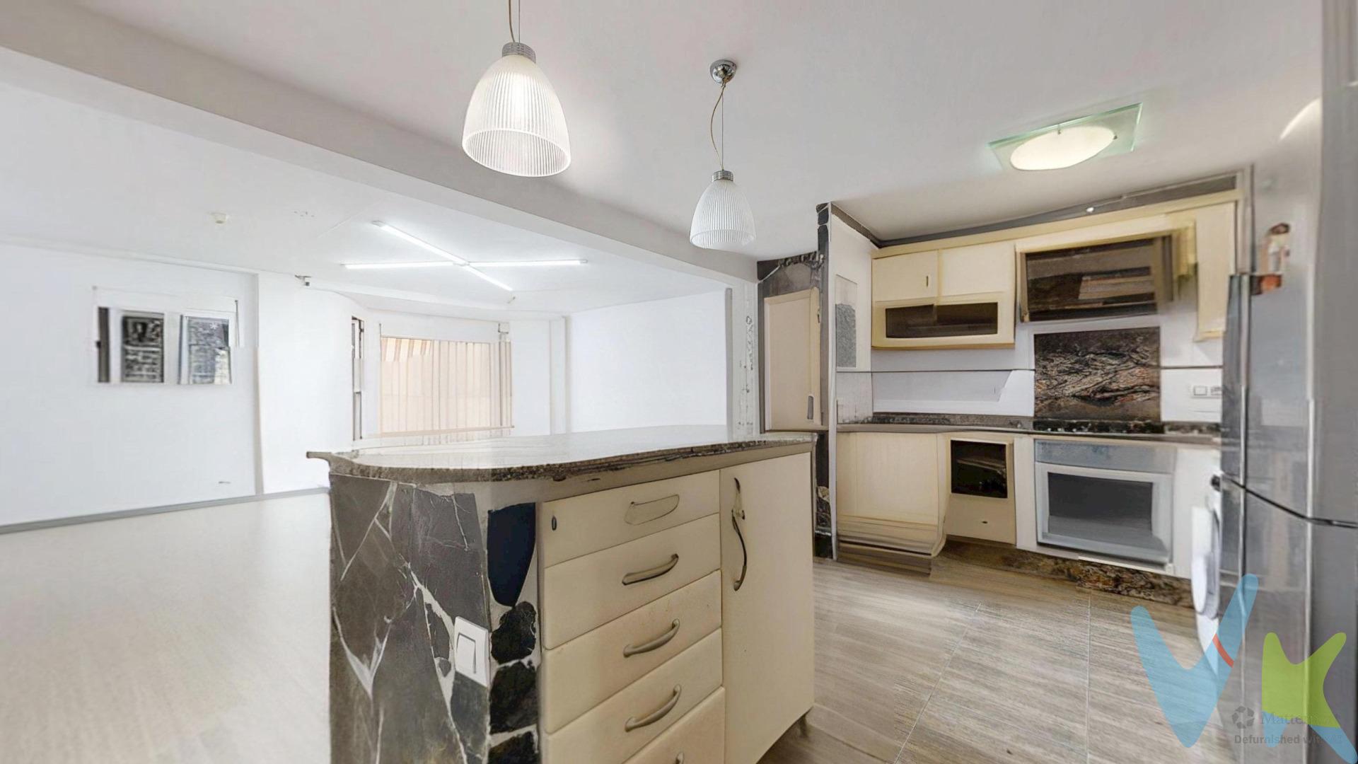 Se vende luminoso piso ubicado en pleno Puzol, en un tercer piso por escalera, ideal para quienes buscan amplitud y comodidad. ✅ Características principales:. 2 habitaciones, una de ellas doble con jacuzzi, cama articulada y sauna. 1 baño completo. Cocina-comedor muy amplio, con espacio ideal para reuniones familiares o sociales. Balcón al frente, con salida a la calle, que aporta luz natural y ventilación. Este piso combina practicidad y confort, ofreciendo un ambiente único gracias a su habitación principal con jacuzzi y sauna, perfecto para disfrutar de momentos de relax en casa. 📍 Ubicación privilegiada en Puzol, cercano a comercios, servicios y buena conexión con Valencia.