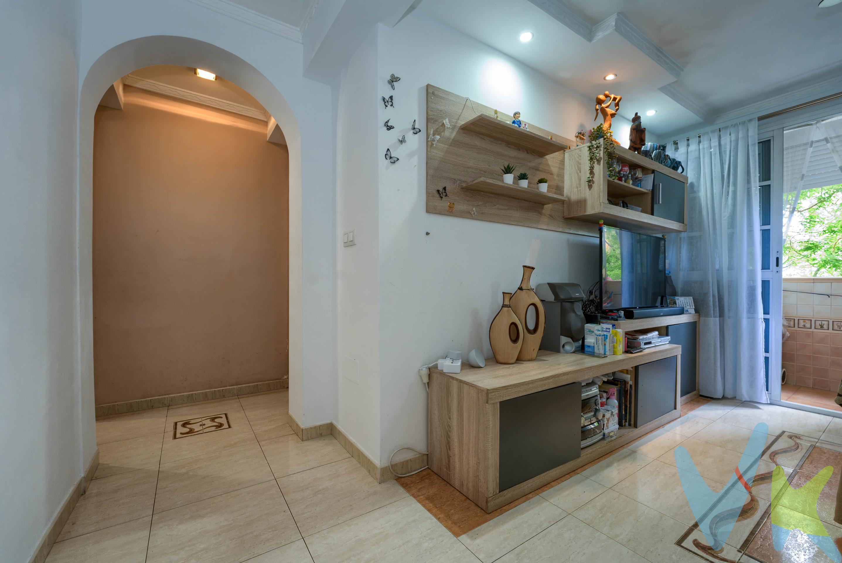 PRECIO DE VENTA: [148.OOO PVP + GASTOS] €. Si buscas un hogar donde la luz y la tranquilidad sean las protagonistas, este piso en el Polígono San Pablo es para ti. Ubicado estratégicamente a un paso de la Avda. de la Soleá y la Avda. del Greco, disfrutarás de vivir junto a las principales arterias del barrio pero con la calma de una zona residencial muy silenciosa. Lo que hace especial a esta vivienda:. Sus superficies están aprovechados al detalle, ofreciendo un salón acogedor que invita al descanso y una terraza privada, el rincón perfecto para disfrutar de tu café por las mañanas o leer un libro al aire libre. Cuenta con dos dormitorios luminosos, un baño completo y una cocina totalmente amueblada y lista para usar. Sobre la finca:. La vivienda se encuentra en una planta cómoda de un edificio sin ascensor. Lejos de ser un inconveniente, esto garantiza una comunidad más tranquila, privada y con unos gastos de mantenimiento mínimos. Además, es la excusa perfecta para mantenerte activo y empezar el día con energía. Un piso ideal tanto para quienes buscan su primera vivienda como para inversión, en una de las zonas más demandadas y mejor conectadas del barrio. ¡Ven a visitarlo y siente su buena energía!. En cumplimiento de las obligaciones de información previstas en la Ley 10/2025, de 28 de. diciembre, de servicios de atención a la clientela y transparencia, así como en la normativa. sectorial vigente, se hace constar que el precio indicado no incluye los gastos e impuestos. inherentes a la adquisición, los cuales se desglosan a continuación:. ● Impuesto sobre Transmisiones Patrimoniales (ITP): Se aplicará el tipo impositivo. vigente en la Comunidad Autónoma de Andalucía (generalmente el 7% (CÁLCULO. 10.360), sin perjuicio de tipos reducidos del 3,5%, 1,2% o 1% aplicables. según las circunstancias personales del comprador o las características del. inmueble). El impuesto se devenga sobre el Valor de Referencia de Catastro o el. precio de venta, aquel que resulte superior. ● Gastos de Notaría: Los honorarios notariales se calcularán conforme al arancel. oficial regulado en el Anexo I, del Real Decreto 1426/1989, de 17 de noviembre, por. el que se aprueba el arancel Notarial. ● Gastos de Registro: La inscripción en el Registro de la Propiedad se facturará según. el arancel oficial establecido en el ANEXO I, del Real Decreto 1427/1989, de 17 de. noviembre, por el que se aprueba el arancel Notarial. ● Gastos de Gestión (Gestoría): Los honorarios por la tramitación administrativa,. liquidación de impuestos e inscripción registral ascienden a [545,00]€. aproximadamente(IVA incluido). ● Honorarios Agencia del Vendedor: incluidos en el PVP. ● Honorarios Agencia del comprador: La agencia prestará los servicios de información,. asesoramiento y acompañamiento previstos en el Encargo de Servicios y en el D.I.A. Si solicita servicios adicionales o personalizados, sus honorarios serán informados. previamente, de forma individualizada y por escrito, conforme a la libertad de pactos. y a la normativa vigente.NO VINCULADOS AL PRECIO DE COMPRA. Para una información exhaustiva sobre el funcionamiento, tipos impositivos y bonificaciones. del ITP en Andalucía, puede consultar el portal oficial de la Agencia Tributaria de la Junta de. Andalucía en el siguiente enlace:. https://www.juntadeandalucia.es/organismos/economiahaciendayfondoseuropeos/areas/trib. utos-juego/tributos/paginas/impuestos-cedidos-transmisiones.html;. Documento D. I. A. a disposición del consumidor según Decreto 218/2005 Junta de. Andalucía.