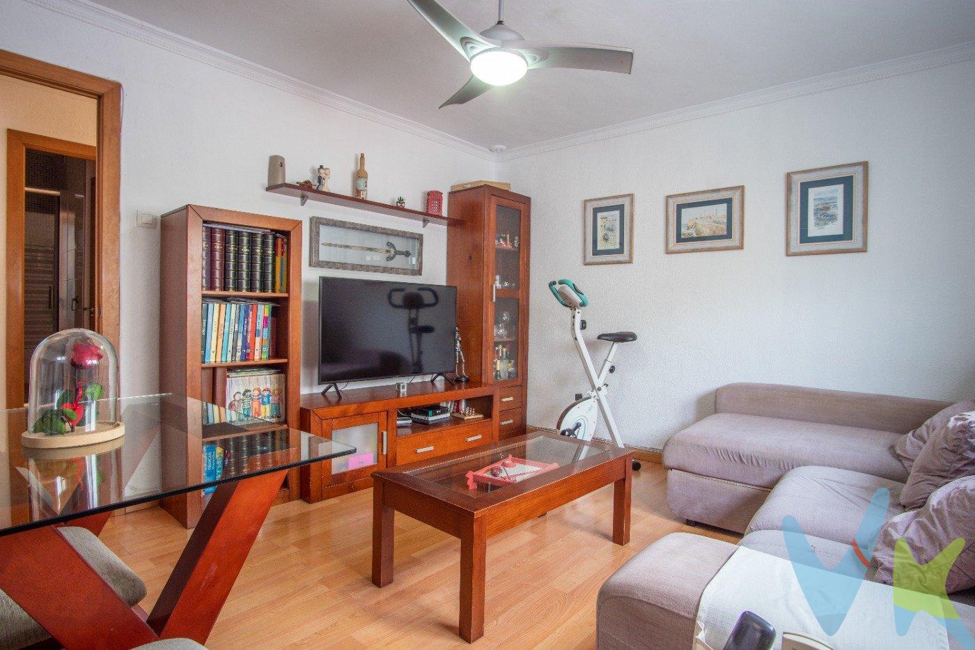 Nos encanta presentarte esta vivienda luminosa, acogedora y en excelente estado de conservación. Desde el primer momento, transmite una agradable sensación de confort, perfecta para quienes buscan un hogar donde sentirse a gusto desde el primer día. Se trata de un piso completamente exterior, con carpintería climalit y ventanas oscilobatientes que aíslan del ruido y regulan la temperatura, suelos de tarima flotante que aportan calidez, armario empotrado en el dormitorio principal y un baño renovado con moderna placa de ducha. Ubicada en una zona tranquila y bien comunicada, a medio camino entre la Ronda del Estero y la Calle Real, esta vivienda de unos 70 m² está muy bien distribuida: 3 habitaciones, salón, cocina, baño y una terraza cubierta a la que se accede desde el salón y el dormitorio. ¡Ideal para relajarse o disfrutar de un desayuno al sol!. Está situada en la segunda planta de un edificio sin ascensor, pero con pocos vecinos y un ambiente cuidado y agradable. Es de esos lugares donde es fácil imaginarse viviendo, decorando a tu gusto y construyendo momentos. 📞 ¿Quieres más información o concertar una visita? Llámanos, estaremos encantados de ayudarte y acompañarte en cada paso del proceso. Informamos a nuestros clientes de que los gastos de notaría, registro, gestoría, impuestos y los honorarios de la agencia no están incluidos en el precio. A su vez, disponemos del documento informativo abreviado de la propiedad (según decreto 218/2005, del 11 de octubre) y de seguro de caución, para la protección del dinero entregado como señal para la reserva de una vivienda. Por mandato expreso del propietario, comercializamos este inmueble en exclusiva, lo que le garantiza el acceso a toda la información, a un servicio de calidad, un trato fácil, sencillo y sin interferencias de terceros. Por este motivo, se ruega no molestar al propietario, a los ocupantes de la propiedad o a los vecinos. Muchas gracias por su comprensión. . 