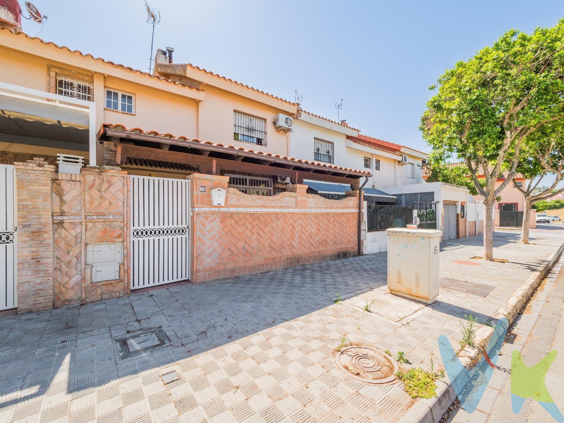 Estupenda casa adosada en Montequinto, totalmente reformada y con un amplio patio delantero muy luminoso, equipado con pérgola de madera. La planta baja de la vivienda cuenta con:. * Un hall de entrada. *Un salón comedor con chimenea que tiene salida directa al patio delantero, ampliado con parte del patio trasero . *Una amplia cocina . *Un baño completo con plato de ducha. Además, con las ampliaciones, se ha dejado un pequeño patio para tender y como desahogo. En la planta de arriba encontramos:. *Tres habitaciones. *Dos cuartos de baño (uno con plato de ducha y otro con bañera/jacuzzi en suite) . *Una terraza a la que se accede desde una de las habitaciones. La vivienda forma parte de una urbanización privada con zonas comunes (club “El Pilar”)  que incluye dos piscinas, una principal y una de “chapoteo” para los más pequeños, pista de tenis y de fútbol y bar-restaurante. Se encuentra en una de las mejores zonas de Montequinto, muy cerca del Parque de los Pinos, de la parada de metro y a pocos minutos de todo tipo de comercios y colegios. Con un total de 5 farmacias a pocos minutos de distancia, paradas de transporte público (autobús y metro), lo que te brinda una excelente movilidad.  A tan solo 5 minutos a pie, el Instituto de Educación Secundaria María Galiana y 3 supermercados en un radio de 14 minutos andando, incluyendo Maxi Dia. ¡Descubre la belleza y comodidad que esta encantadora ciudad tiene para ofrecer!. No pierdas la oportunidad de visitar esta maravillosa propiedad. ¡Llámanos para más información y concertar una visita!. . Informamos a nuestros clientes que el precio de venta no incluye lo siguiente: Honorarios de la agencia inmobiliaria, impuestos (el Impuesto de Transmisiones Patrimoniales, I. V. A. o A. J. D. , en su caso), otros gastos de la compraventa (gastos de registro de la Propiedad, Notaría, gestoría ni de posible financiación). Documento D. I. A. a disposición del consumidor según Decreto 218/2005 Junta de Andalucía. . 