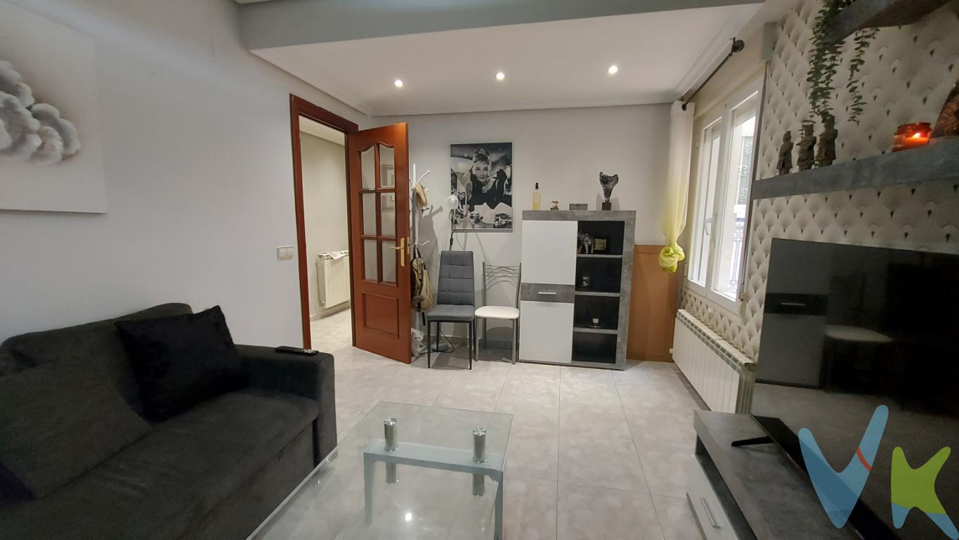 INMOBILIARIA SOLOZABAL presenta una vivienda en zona de Avda de la Paz de Logroño3 dormitorios, 1 baño, cocina y salón.Calefacción individual de gas.Tiene uso de un patio interior.Suelo de gres.Amueblado.