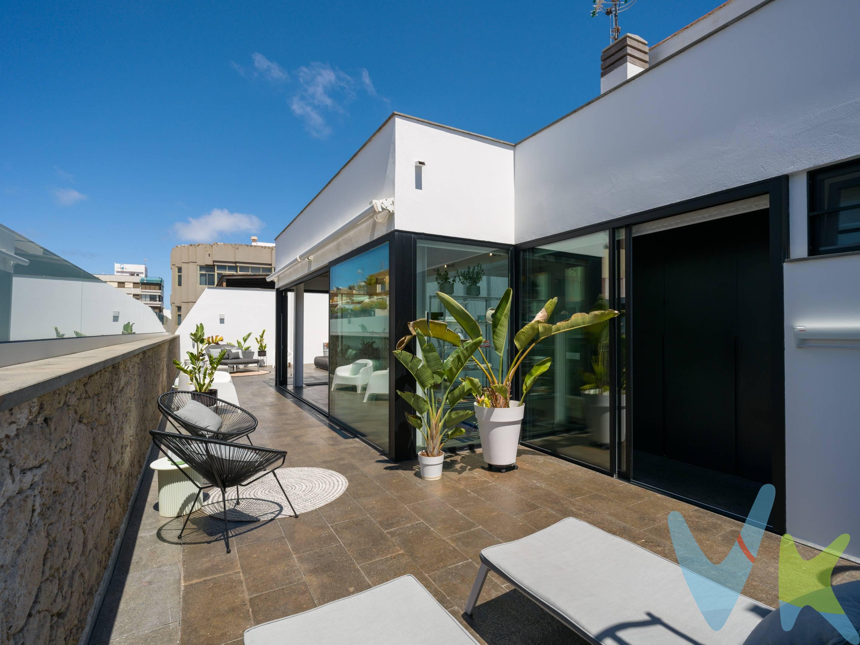 En una de las zonas más emblemáticas y codiciadas de Triana, en una calle tranquila y selecta, rodeada de excelentes restaurantes, comercios y un entorno distinguido, se encuentra esta exclusiva propiedad única en su estilo. Una vivienda completamente reformada que ha sabido conservar su esencia original, fusionando materiales nobles como la piedra con elementos contemporáneos como el cristal y la madera, logrando un equilibrio perfecto entre lo clásico y lo vanguardista. Consta de:. Planta baja. Elegante hall de entrada con una espectacular puerta original de hierro, auténtica pieza de diseño. Cuenta con un acogedor salón, un amplio dormitorio y un baño completo en suite. La imponente escalera rodeada de piedra natural aporta carácter, calidez y distinción. Primera planta. Amplio salón-comedor con techos de gran altura y grandes ventanales con salida a balcones, que aportan una luminosidad excepcional. Dispone de zona de despacho con biblioteca y dos dormitorios principales, ambos con baño en suite y acceso exterior. Planta ático – la joya de la propiedad. Un auténtico oasis urbano: cocina de diseño en concepto abierto, gran comedor, zona de estar, chill out, ducha exterior, aseo y área de lavandería. Existe la posibilidad de incorporar una escalera de caracol para acceder a una terraza superior transitable, creando un segundo espacio exterior aún más exclusivo. Opcionalmente una plaza de parking en alquiler.  . Características principales:. 223 m² construidos, 66 metros cuadrados de terraza y 4 de balcones. Reforma integral con materiales de alta calidad. Perfecta combinación de piedra, madera y cristal. Vivienda luminosa, elegante y con gran personalidad. Ubicación privilegiada en zona premium.  Una propiedad irrepetible en Las Palmas de Gran Canaria. Diseño, ubicación y carácter se unen en esta vivienda única, pensada para quienes buscan algo verdaderamente especial. Una oportunidad excepcional de vivir Triana con el máximo nivel de exclusividad.