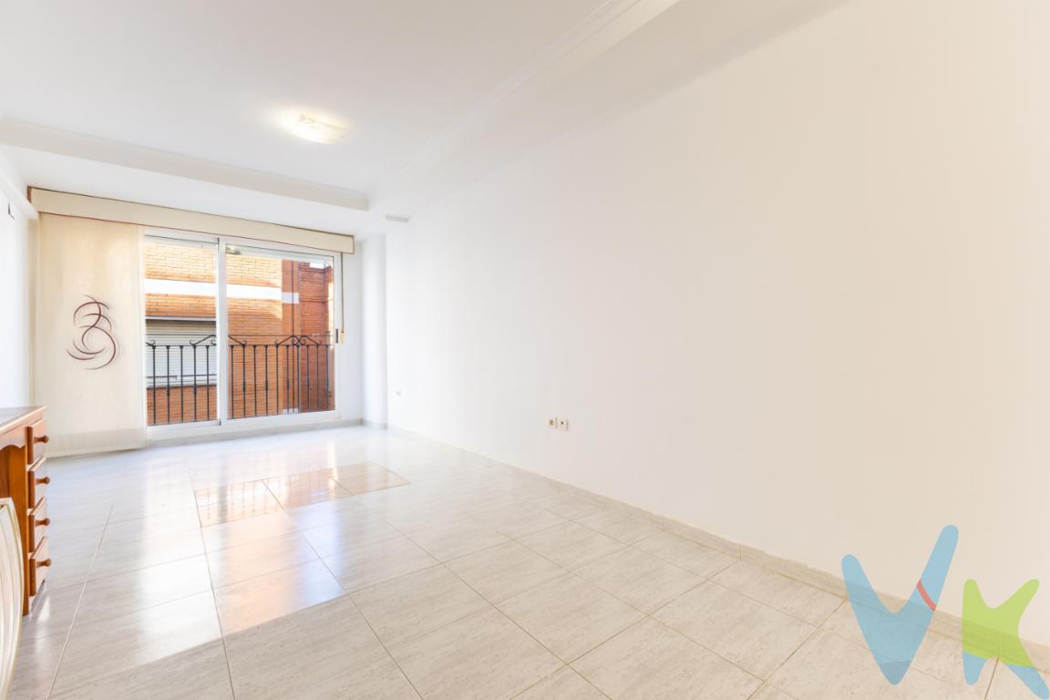 Descubre este fantástico piso lleno de luz natural, ideal para quienes buscan comodidad, amplitud y una ubicación privilegiada. La vivienda cuenta con 3 amplias habitaciones, perfectas tanto para familias como para quienes necesitan espacio extra para teletrabajo o invitados.Dispone de 2 baños completos, lo que aporta un plus de confort en el día a día, y una distribución muy funcional que aprovecha al máximo cada metro cuadrado. Su salón es espacioso y luminoso, creando un ambiente acogedor ideal para relajarse o disfrutar en compañía.La vivienda se encuentra en muy buen estado, lista para entrar a vivir sin necesidad de reformas.Ubicada en una zona inmejorable, a pocos minutos de la playa, podrás disfrutar del mar siempre que quieras. Además, está rodeada de parques, zonas verdes y todos los servicios necesarios, así como excelentes conexiones de transporte público que facilitan el acceso a cualquier punto de la ciudad.Una oportunidad perfecta para vivir con calidad de vida, comodidad y cercanía al mar. Información adicional de interés:    El precio indicado no incluye gastos ni otros conceptos. Al precio publicado deberá añadirse:    - Honorarios de intermediación de la agencia inmobiliaria  - Gastos de inscripción en el Registro de la Propiedad  Honorarios notariales  - Impuestos aplicables a la transmisión (IVA o ITP y AJD, según el caso)    - El inmueble se vende sin amueblar, sin electrodomésticos, enseres ni elementos decorativos.