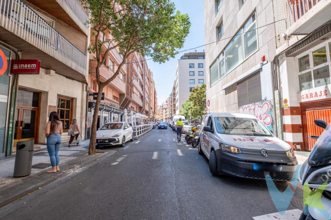 ¿Sigues pagando mes a mes un alquiler que no te deja nada en propiedad? Es hora de dar el paso estratégico que transformará tu futuro financiero y profesional. Tu negocio merece un espacio propio, y tú mereces construir un patrimonio real. Te presentamos este versátil local comercial en venta en la calle Doctor Cerrada, ubicado en el corazón de Zaragoza. Hablamos de una zona de altísimo tránsito peatonal, rodeada de comercios, oficinas y servicios, ideal para garantizar la máxima visibilidad a cualquier tipo de proyecto. 2 plantas de infinitas posibilidades 🚀. Gracias a su inteligente distribución en dos niveles, este inmueble se adapta a la perfección a lo que tu sector necesita. Aunque su última actividad fue una peluquería (por lo que cuenta con una distribución ideal para el sector de la estética), su estructura es un lienzo en blanco perfecto para:. Clínicas y Centros de Salud: Espacio ideal para fisioterapia, podología, consultas médicas, centros de nutrición o psicología, gracias a la posibilidad de crear despachos independientes y zonas de recepción silenciosas. Estudios Profesionales y Oficinas: Un entorno corporativo impecable para agencias de marketing, estudios de arquitectura, notarías, asesorías o despachos de abogados que buscan una ubicación de prestigio y fácil acceso para sus clientes. Centros de Formación o Showrooms: Perfecto para academias, talleres, centros de coworking o tiendas que requieran una zona de exposición a pie de calle y un área privada o de almacén en la otra planta. Salones de Belleza y Bienestar: Listo para albergar zonas de estilismo, cabinas de masajes, manicura y tratamientos estéticos avanzados en ambientes separados. ¿Por qué este local es una inversión inteligente?. Ubicación Premium: Pleno centro de Zaragoza, una dirección que aporta estatus inmediato a tu marca. Distribución flexible: Tres espacios independientes listos para delimitar zonas de atención al público y áreas privadas de trabajo, incluso para compartir varios negocios. . Rentabilidad y futuro: Deja de acumular recibos de alquiler. Invierte en un activo inmobiliario en una de las zonas más demandadas de la ciudad. El local ideal en el centro no se encuentra, se decide. Da el salto al autoempleo o expande tu empresa en un lugar estratégico. ¡Contacta con nosotros ahora y ven a visitarlo antes de que se te adelanten!. **Precio y Gastos:. En el precio de venta publicado no se  incluyen los impuestos legalmente establecidos ni gastos derivados de la compraventa y de la inscripción del inmueble (I.T.P., Notaría y Registro de la Propiedad)