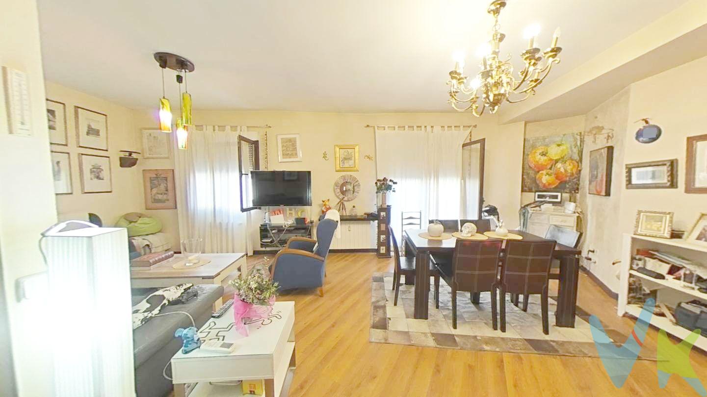 VENTA DE PISO EN EL CASCO HISTÓRICO DE TOLEDO
Con terraza interior, miradores al exterior, plaza de garaje y trastero.
Tu vivienda en la zona mas exclusiva y turística de Toledo.
En la ciudad de las 3 culturas. Mucha luminosidad. Sitio privilegiado. Con ascensor, trastero y garaje. En el taller del Moro. Fácil entrada y salida con vehículo. Reformado.
Tipo de propiedad: Piso
Subtipo de propiedad: Piso con garaje y trastero
Ubicado en el corazón de la hermosa ciudad de Toledo, este piso es una oportunidad que no puedes dejar pasar. Su ubicación en el casco histórico lo convierte en un lugar ideal para descubrir la magia de esta ciudad llena de historia y encanto.
Características

Salón: 30m2
Cocina: amueblada y equipada
Estado de conservación: Reformado
Balcón
Terraza
Ascensor
Número de habitaciones: 3
150 metros útiles
154 metros construidos
Estructura edificio: Hormigón
Altura del inmueble: 2
2 pisos por planta
Calefacción Central con contador individual.
Agua caliente Central con contador individual.
Bomba de calor y aire acondicionado
Orientación: norte este.
IBI 315€/año.
Comunidad 60€ mes

No pierdas la oportunidad de vivir en el casco histórico de Toledo en este encantador piso recién reformado. ¡Contáctanos para más información!
Honorarios de intermediación inmobiliaria no incluidos en el precio.
Información válida salvo error tipográfico.
 
 
 