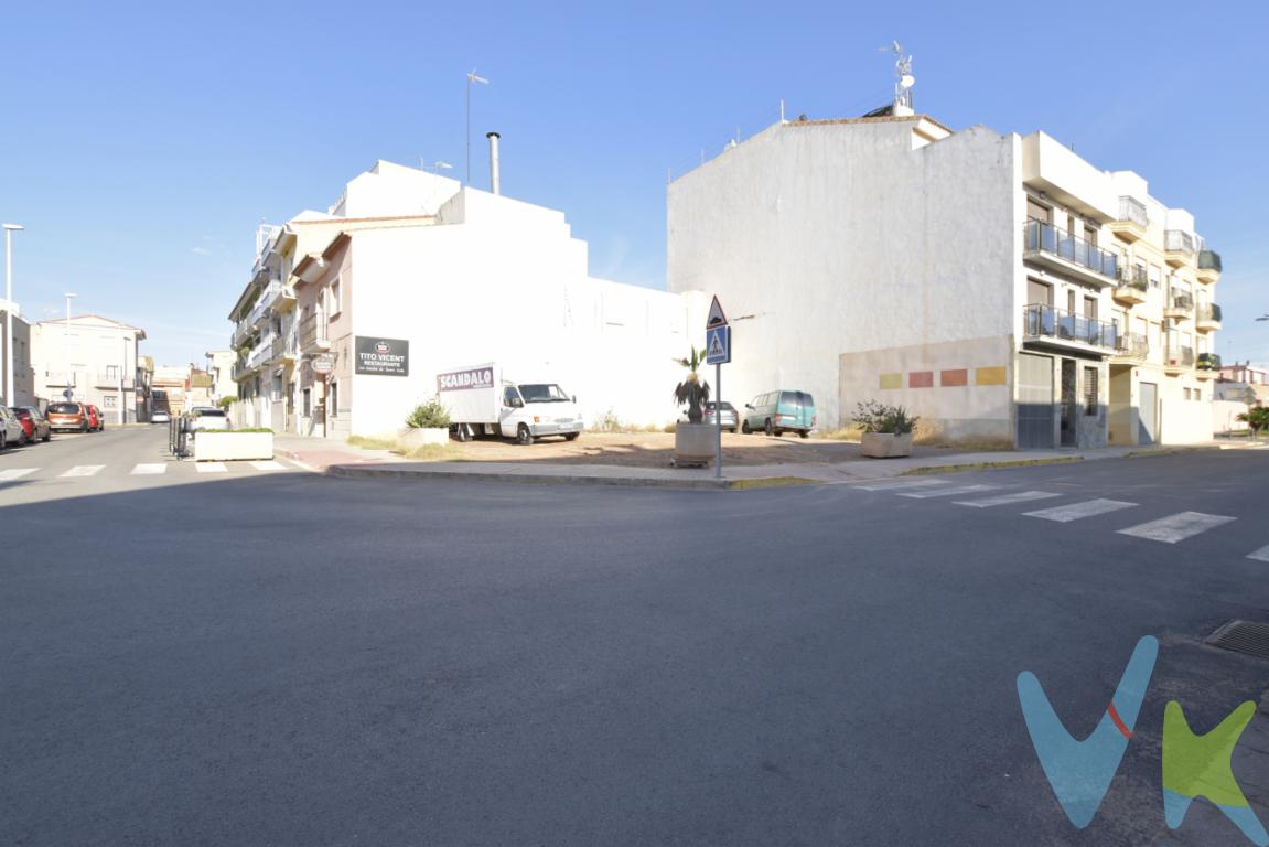 ¿Estás pensando en construirte la casa de tus sueños? Tenemos la parcela ideal e incluso con posibilidad si eres promotor para construir, en los 241m2,  un pequeño edificio \"Build to rent\" para vender y/o destinar al alquiler, muy necesario en estos momentos por falta de oferta de viviendas. También sería una buena opción construir dos viviendas, sus 28m de fachada permiten dicha posibilidad y su normativa es de planta baja, más dos alturas y ático. La parcela cuenta con más de 240m2 a la entrada de Massalfassar y muy próximo a la playa y a tan sólo 10 minutos de la ciudad de Valencia. Además la parcela está a menos de cinco minutos del Ayuntamiento, del centro de salud, supermercados, polideportivo y restaurantes. Vivirás en un municipio de l´Horta Nord de algo más de 2.000 habitantes, tranquilo, bordeado por la huerta y recibiendo la brisa del mar y limita con municipios como Albuixech, Massamagrell y Museros.  Además de fácil acceso a través CV-35 y la cv-21. ¿Quieres más información? Llámanos.Contamos con 30 años de experiencia acreditada y nuestro objetivo es garantizarle un servicio de compra humano, ético, de calidad, fácil y seguro. Nuestro equipo lo integran agentes con la titulación AIR (Agente Inmobiliario Registrado) y Agentes Certificadores de la categoría Premium en certificación de inmuebles y debidamente registrados en el Registro de Agentes de Intermediación de la CV (RAICV 0743). Consulte en nuestras reseñas de Google lo que opinan los clientes que ya han trabajado con nosotros.¿Te gustaría enterarte en primicia de nuestros inmuebles en alquiler y venta? En VIVEKU.ES los publicamos con unos días de antelación.Contamos con 30 años de experiencia acreditada y nuestro objetivo es garantizarle un servicio de compra humano, ético, de calidad, fácil y seguro. Nuestro equipo lo integran agentes con la titulación AIR (Agente Inmobiliario Registrado) y Agentes Certificadores de la categoría Premium en certificación de inmuebles y debidamente registrados en el Registro de Agentes de Intermediación de la CV (RAICV 0743). Consulte en nuestras reseñas de Google lo que opinan los clientes que ya han trabajado con nosotros.El precio NO incluye: Impuestos, gastos de Notaría, registro y honorarios de inmobiliaria. 