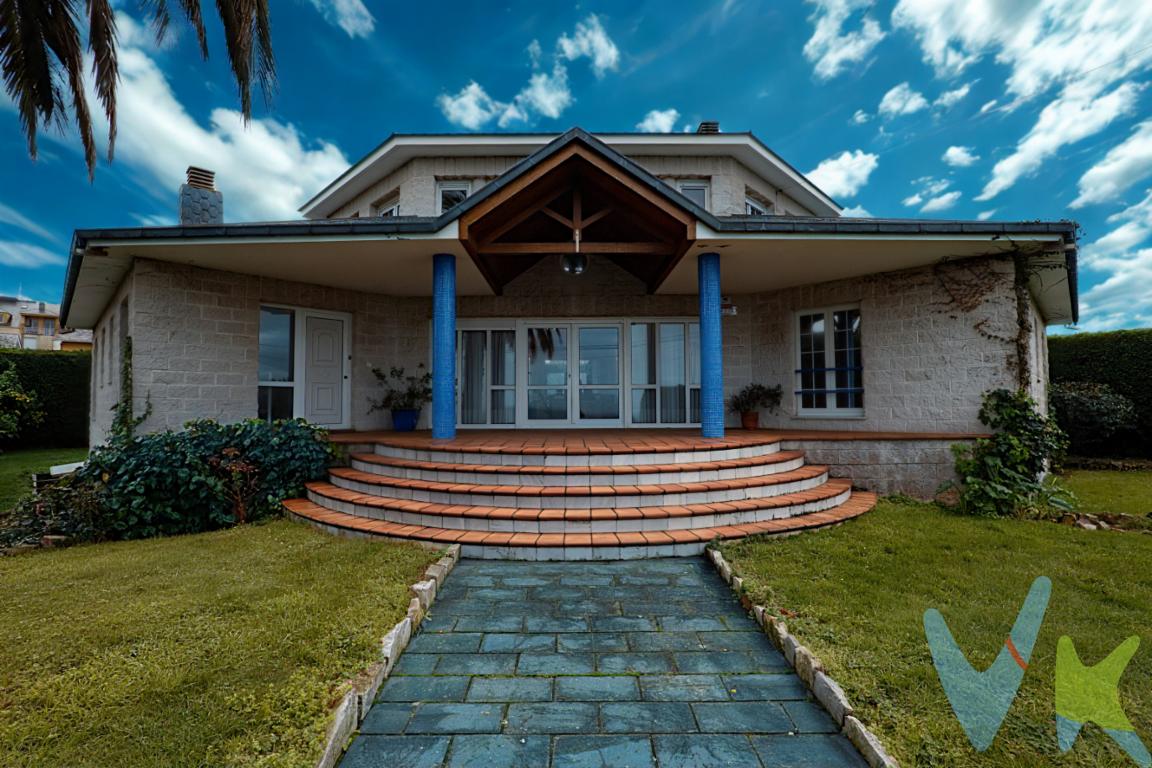 Descubre este chalet independiente único en Puerto de Vega, encantador pueblo pesquero de la costa occidental asturiana, perteneciente al concejo de Navia.Ubicado en un entorno de espectacular belleza natural, la vivienda se encuentra rodeada de playas y paisajes incomparables. En sus inmediaciones destacan arenales ideales para disfrutar del mar y la naturaleza como Barayo, Coedo, Otur o Frejulfe, a este última se puede llegar dando un paseo desde la propiedad.Una vivienda singular que derrocha carácter y estilo propio. Construida sobre una amplia parcela cerrada de 1.614 m², esta casa de planta hexagonal destaca por su diseño original, luminosidad y vistas abiertas al mar y al horizonte.La vivienda cuenta con tres plantas. La planta baja de 187 m2 tiene una amplia cocina independiente, comedor, un baño, tres habitaciones, una de ellas con baño en Suite y un impresionante salón de 50m2 con chimenea de hierro fundido que es sin duda la estancia clave de la vivienda. A través de esta planta accedemos a los dos porches con los que cuenta la vivienda, uno en la parte delantera con vistas directas al mar y otro en la parte trasera, perfecta para disfrutar de momentos al aire libre con total privacidad.La planta superior es un espacio abierto y luminoso, que cuenta con un amplio despacho y una confortable zona de estar alrededor de todo el perímetro, un espacio perfecto para la lectura, para relajarte con buena música o simplemente para desconectar.El sótano de 249 m2 es amplio y funcional. Tiene una zona de aparcamiento para varios vehículos, un amplio cuarto de caldera, zona de lavandería, una habitación con amplios armarios y una amplio choco con parrilla, chimenea y bodega para eventos con familia y amigos.Si buscas una casa especial en un entorno incomparable, no dudes en llamarnos para obtener mas información o concertar una visita.En el precio final no están incluidos el Impuesto de Transmisiones Patrimoniales ni los Gastos de Notaría y Registro.
