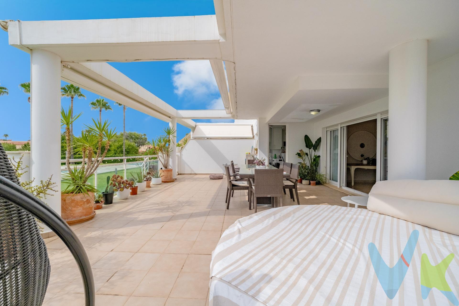 Mocadi Real Estate presenta este exclusivo apartamento en planta baja que reúne amplitud, comodidad y una UBICACIÓN PRIVILEGIADA para disfrutar de una de las zonas más tranquilas y valoradas de la Costa Blanca. Desde el primer momento sorprende su magnífica TERRAZA privada de unos 80m2, un espacio pensado para desayunar al aire libre, compartir largas comidas con amigos o simplemente relajarse mientras contemplas las zonas ajardinadas. Lo mejor es que desde ella accedes directamente a la piscina comunitaria, convirtiendo cada día de verano en unas auténticas vacaciones. La vivienda dispone de tres amplios dormitorios, todos ellos con una magnífica entrada de luz natural, y dos baños completos, ofreciendo espacio suficiente tanto para familias como para quienes buscan una segunda residencia donde recibir invitados con total comodidad. El salón-comedor, amplio y luminoso, se integra perfectamente con la terraza exterior, creando una continuidad entre interior y exterior que multiplica la sensación de espacio. La cocina resulta práctica y funcional, pensada para el día a día y perfectamente conectada con la zona de estar y la terraza. Además, la propiedad incluye una PLAZA DE GARAJE PRIVADA con puerta automática, un valor añadido que aporta comodidad y seguridad durante todo el año. Un residencial para disfrutar los 365 días. La urbanización ha sido diseñada para vivir el auténtico estilo de vida mediterráneo. Amplias PISCINAS comunitarias.Grandes ZONAS AJARDINADAS perfectamente cuidadas.Pistas de PADEL.Acceso mediante código de seguridad.Ambiente tranquilo y familiar. Acceso privado a la playa de LES DEVESES a través de un camino exclusivo para los residentes. Olvídate del coche para ir al mar. En apenas unos minutos caminando podrás pisar la arena de una de las playas más extensas, naturales y tranquilas de toda la Costa Blanca.Playa de Les Deveses: naturaleza, tranquilidad y calidad de vida. Les Deveses es una de las playas más apreciadas de Dénia por quienes buscan amplitud, arena fina y aguas cristalinas lejos de las aglomeraciones. Sus más de tres kilómetros de playa permiten disfrutar de largos paseos junto al mar, practicar deportes náuticos o simplemente relajarse en un entorno natural privilegiado. La zona cuenta además con restaurantes, chiringuitos, supermercados, servicios y una excelente comunicación tanto con Dénia como con Oliva, permitiendo disfrutar de la tranquilidad sin renunciar a todas las comodidades. Una vivienda para disfrutar, no solo para vivir.Este apartamento representa una oportunidad perfecta tanto como residencia habitual, segunda vivienda. Porque no todos los días aparece una planta baja donde la piscina parece una prolongación de tu propia terraza y donde el Mediterráneo comienza al final de un camino privado. Si buscas calidad de vida, privacidad, seguridad y una ubicación privilegiada junto al mar, esta puede ser la vivienda que llevas tiempo esperando. La descripción y los datos del presente inmueble tienen carácter meramente informativo y en ningún caso contractual. En el precio de la vivienda no están incluidos los honorarios de agencia, gastos de compraventa y/o financiación. Por mandato expreso del propietario, comercializamos este inmueble en exclusiva compartida, lo que garantiza un servicio de calidad, un trato fácil y personalizado, una gran difusión en nuestras redes compartidas y sin interferencias de terceros. Por este motivo se ruega no molestar al propietario, a los ocupantes de la propiedad, a los vecinos o conserjes del edificio si los hubiera. Si eres una agencia, llámanos colaboraremos contigo.