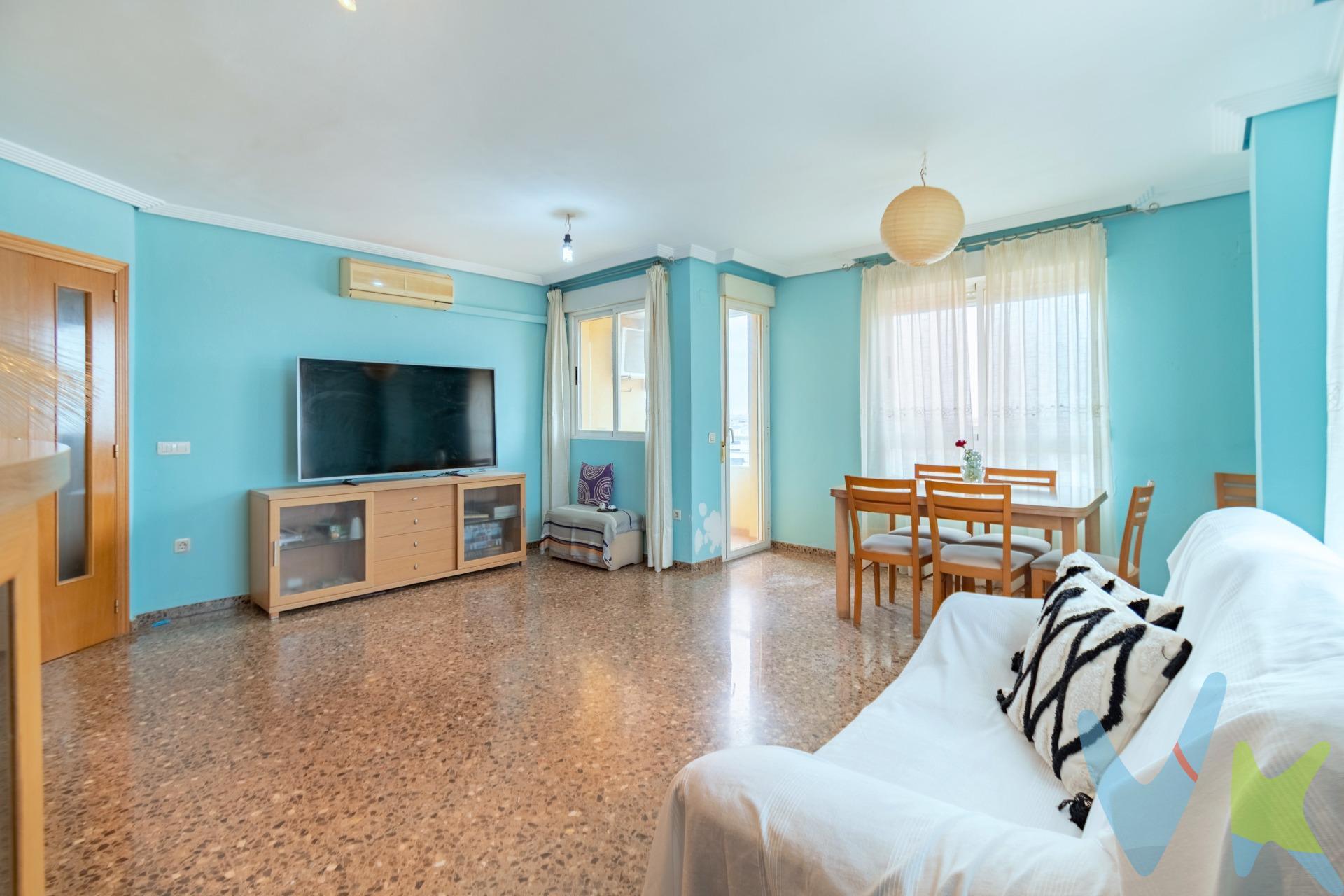 Vivienda de Protección Oficial en Última Planta con Vistas al Mar. Se vende estupenda vivienda de protección oficial situada en la última planta de un edificio moderno con ascensor. La vivienda, ubicada en un octavo piso, destaca por sus impresionantes vistas totalmente despejadas y vistas al mar, ofreciendo una sensación de amplitud y luminosidad inigualables. Toda exterior, monos los baños, la vivienda siempre tiene  ventilación y corriente de aire renovado.  . Cuenta con tres dormitorios, el principal con baño en suite y bañera, por si deseas disfrutar de un baño con sales minerales y vapores., además de un segundo cuarto de baño completo con amplio plato de ducha. La cocina  tiene acceso directo a una amplia terraza rectangular, acristalada, dónde puedes empaparte, directamente, del sol de la mañana. Dispone también de un amplio salón comedor que da acceso a un pequeño balcón. . La vivienda se encuentra en buen estado de conservación, lista para entrar a vivir.  Incluye plaza de garaje y trastero, lo que añade comodidad y espacio de almacenamiento. Ubicada en una zona de gran expansión, muy bien comunicada y rodeada de todos los servicios: cafeterías, parques infantiles, zonas verdes, comercios y áreas de ocio. Una excelente oportunidad para quienes buscan calidad de vida y entorno familiar a pocos minutos de la playa. 
