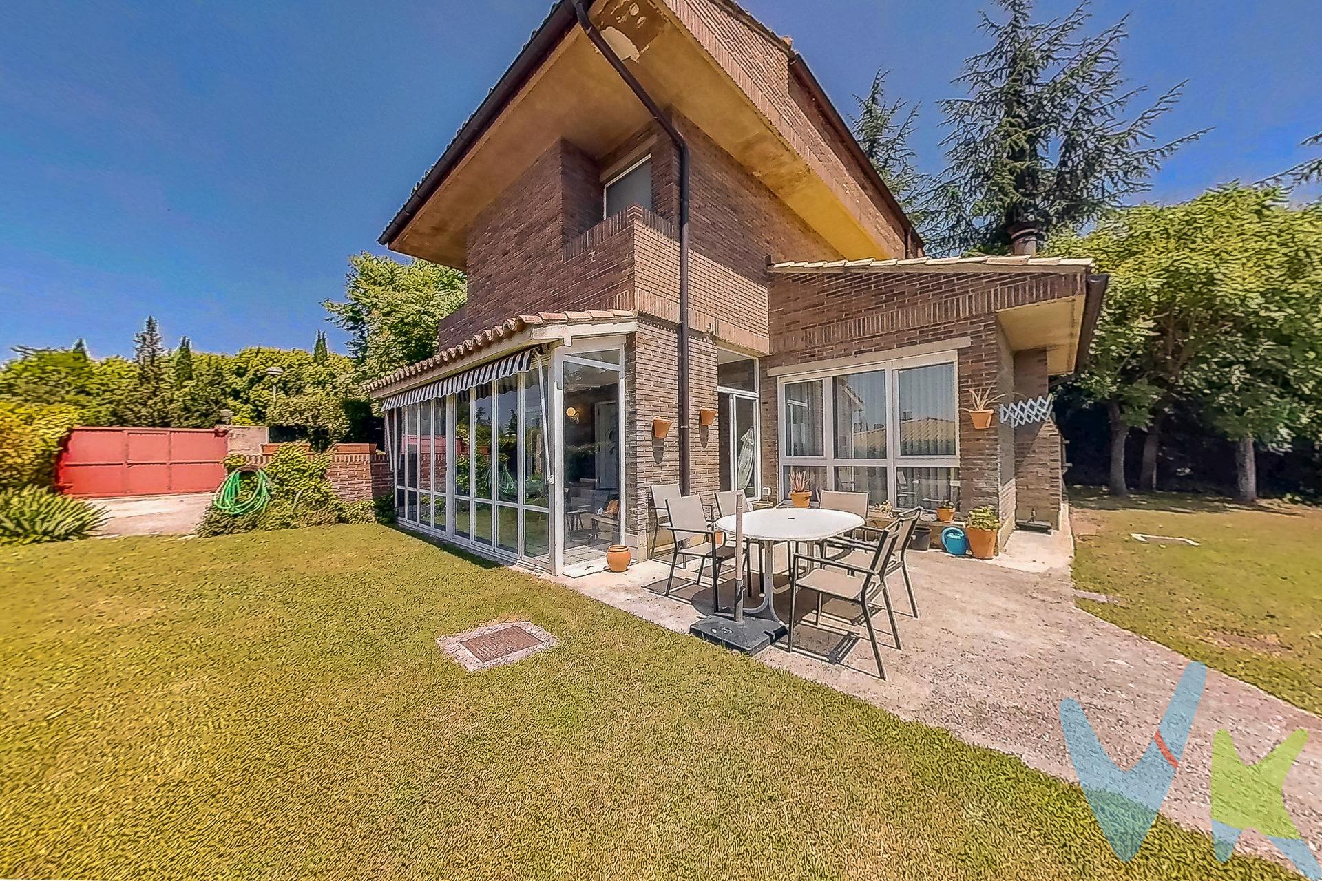 Se vende fantástico chalet independiente en Zizur Mayor, ubicado en una tranquila zona residencial con amplias zonas verdes y completas instalaciones comunitarias: piscina, pistas de tenis y jardines. A un paso de todos los servicios (supermercados, polideportivo, colegios, institutos, farmacias, academias..). La vivienda, de 192 m² construidos (150 m² útiles), se distribuye en dos cómodas alturas y cuenta con un jardín privado que rodea toda la casa, ideal para disfrutar al aire libre en familia o con amigos. Además, dispone de un porche acondicionado totalmente de 22 m², perfecta como zona de estar o comedor adicional durante todo el año. Distribución:. - Planta baja: Hall de entrada, cocina independiente de 14 m², amplio salón-comedor de 26 m² con chimenea, estudio de 9 m², Dormitorio principal de 13,24 m² con armario empotrado y baño en suite completamente reformado con plato de ducha. - Primera planta: 4 dormitorios entre 13 y 14 m², todos con armarios empotrados y baño común reformado con plato de ducha. La vivienda cuenta con calefacción y agua caliente mediante caldera individual, ubicada en una zona independiente de calderas, y barbacoa privada en el jardín. Gastos de comunidad: 150 €/mes, que incluyen el mantenimiento de las zonas comunes y el acceso a las piscinas y pistas de tenis. Una excelente oportunidad para vivir en un entorno tranquilo, rodeado de naturaleza y con todos los servicios de Zizur Mayor a un paso. ¿Te interesa? Llámanos sin compromiso y agenda tu visita. Los datos y superficies indicados en este anuncio son aproximados y tienen un carácter meramente informativo, sin valor contractual. El precio de venta no incluye impuestos ni gastos derivados de la transmisión.