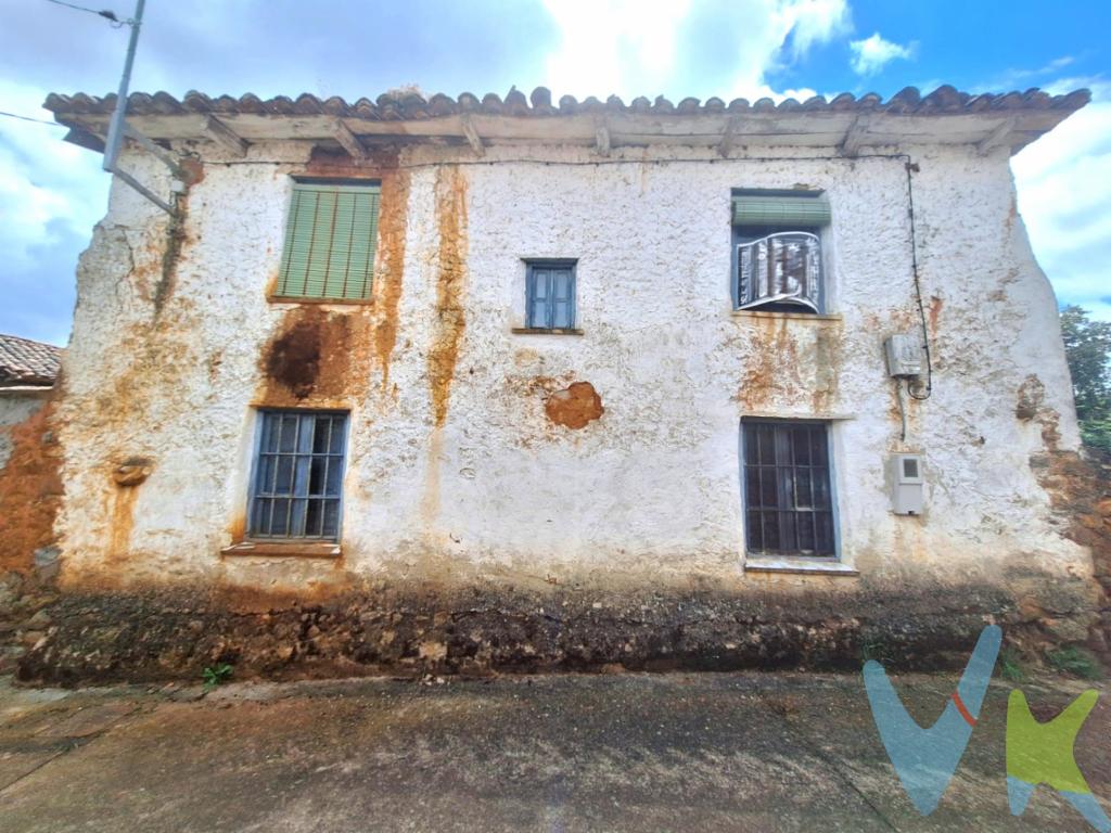 Tres edificaciones en venta situada en Santa Colomba de Curueño, en un entorno natural privilegiado, destinadas a compradores que busquen un proyecto de reforma integral. ? La propiedad está compuesta por:? Casa de dos plantas, que necesita reforma integral, incluido el tejado.? Cuadra, en mal estado, ideal para derribo o para redistribuir espacios.?? Pajar / almacén, que también requiere reforma según el uso que se quiera dar.Las tres edificaciones ofrecen múltiples posibilidades de redistribución, siempre con la correspondiente licencia municipal. ? Acceso y espacio exteriorEl acceso a la propiedad se realiza a través de una entrada común compartida con otro vecino, desde la cual se accede a un bonito patio interior que da servicio a las tres edificaciones.? Estado actual? No tiene dado de alta el suministro eléctrico. ? No es una vivienda para entrar a vivir, sino un proyecto con muchas posibilidades. ? EntornoSanta Colomba de Curueño es una localidad tranquila, rodeada de naturaleza, en un entorno único entre montaña y ribera, ideal para desconectar y disfrutar de la vida al aire libre. ¡Contáctanos para más información! Gastos e impuestos no incluidos en el precio. A título orientativo, en segundas transmisiones, el comprador abonará el Impuesto sobre Transmisiones Patrimoniales (ITP). Para consultar los porcentajes del ITP puede hacerlo a través de la web oficial de servicios tributarios . La base imponible será el mayor valor entre precio de compraventa, tasación o valor de referencia catastral. Gastos de notaría y registro aranceles variables según precio, número de copias y complejidad.El comprador escoge libremente notario. El vendedor asume, por ley, los gastos que le correspondan, salvo pacto en contrario. Si se precisa hipoteca: Tasación, condiciones y costes bancarios según entidad elegida por el comprador; así como los gastos de gestoría y cualesquiera otros inherentes a la formalización de la compraventa. De acuerdo con la ley, no se incluyen en el precio otros gastos o tributos que legalmente correspondan al comprador. Honorarios de intermediación inmobiliaria a cargo del vendedor y honorarios de mediación inmobiliaria a cargo del comprador no incluidos.El consumidor tiene derecho, conforme a la normativa vigente, a disponer de información y documentación adicional relativa al inmueble y condiciones de la compraventa. La agencia actúa exclusivamente como intermediaria en la operación. Cualquier compraventa y sus condiciones quedan sujetas en todo caso a la aceptación expresa del vendedor del inmueble y a la posterior formalización del correspondiente contrato. El presente anuncio tiene carácter meramente informativo; la información suministrada se corresponde con la disponible a la fecha de publicación, pudiendo variar en función de las circunstancias o actualizaciones legales, contractuales y fiscales.