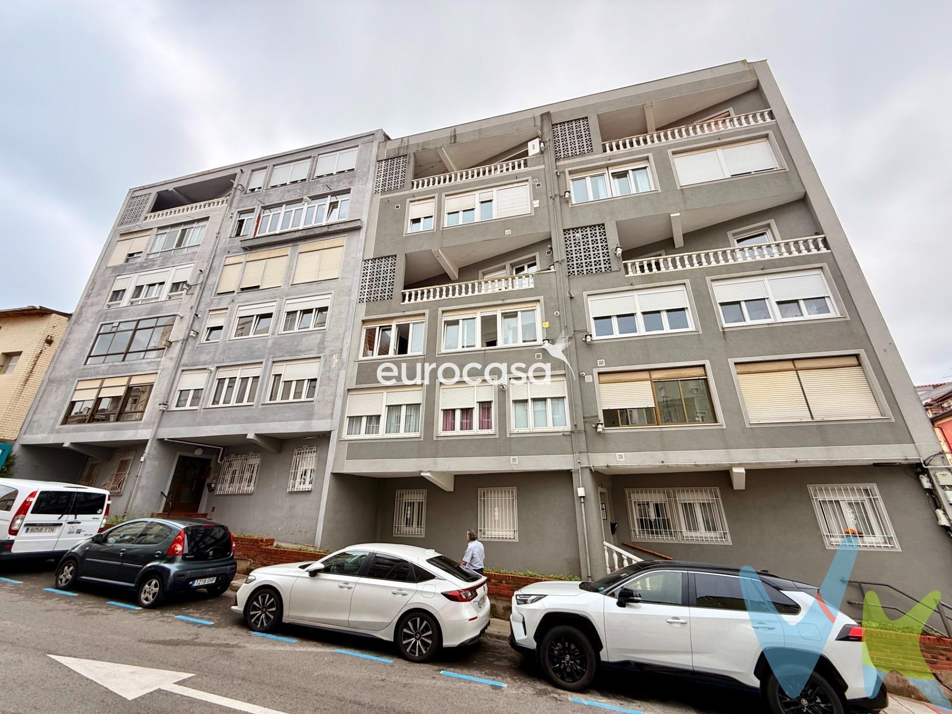 VIVIENDA TOTALMENTE EXTERIOR, CON ASCENSOR Y LLENA DE POSIBILIDADES. Este piso totalmente exterior en Vista Alegre (Santander) reúne tres cualidades muy demandadas: ascensor, luz natural y un gran potencial de reforma. Una excelente oportunidad para quienes buscan comprar un piso en Santander o invertir en una zona consolidada. Ubicado en un edificio con ascensor, este piso de 67 m² construidos representa una excelente opción tanto para quienes buscan diseñar su primera vivienda a medida como para inversores que valoran las propiedades con capacidad de revalorización. Su condición de vivienda completamente exterior marca la diferencia. Gracias a su orientación norte-sur, disfruta de una magnífica ventilación cruzada y de luz natural durante todo el día, combinando el sol directo procedente del sur con la luminosidad constante que aporta la orientación norte. Todas las estancias cuentan con ventanas al exterior, creando espacios más agradables, y acogedores. La vivienda dispone actualmente de dos dormitorios, un baño, cocina y salón, ofreciendo una distribución con múltiples posibilidades de actualización. Su configuración actual constituye un excelente punto de partida para quienes desean adaptar los espacios a las necesidades y estilos de vida actuales, aprovechando al máximo la luz y la amplitud visual que proporciona su carácter totalmente exterior. Vista Alegre es una de esas zonas que combinan la tranquilidad de un barrio residencial con la comodidad de tener la ciudad a pocos minutos. Un entorno consolidado, con comercios, transporte, centros educativos y servicios accesibles a pie, ideal para quienes valoran la calidad de vida sin renunciar a una buena conexión con el centro de Santander. Ideal como primera vivienda o como inversión inmobiliaria en Santander gracias a su excelente ubicación y posibilidades de revalorización. 📞 Contacta con nuestra inmobiliaria en Santander para obtener más información y concertar una visita. ¡Descubre todo el potencial que ofrece esta vivienda!