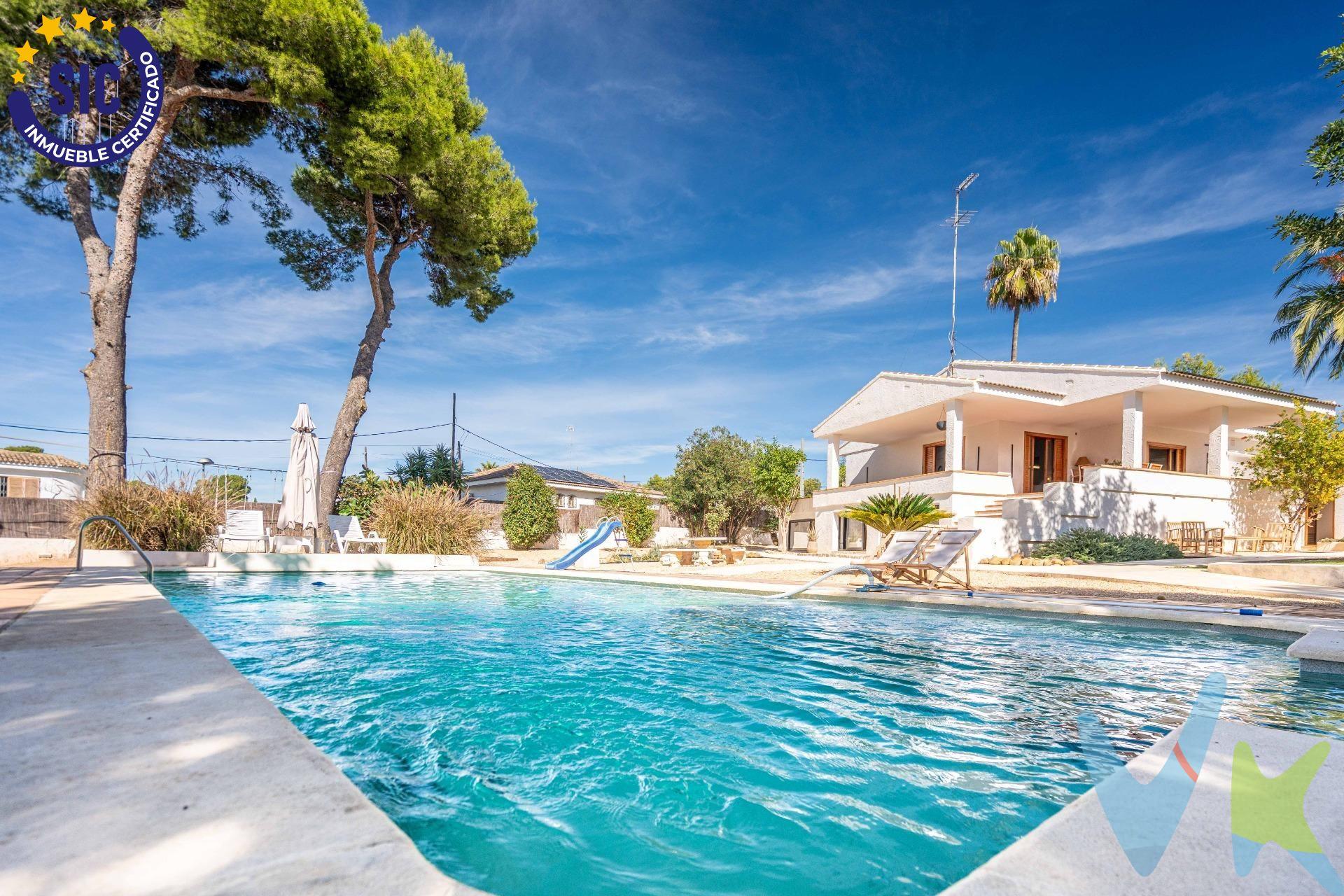 Te presentamos una vivienda espectacular ubicada en una de las mejores zonas de La Cañada, ideal para quienes buscan confort, diseño y calidad de vida. La casa se levanta sobre una amplia parcela de 1.778 m², muy soleada durante todo el día y a pocos minutos a pie del centro del pueblo y del club de tenis. Reformada íntegramente hace tres años, incluyendo todas las instalaciones eléctricas y de fontanería, combina un estilo contemporáneo con toques mediterráneos, cuidando cada detalle. En la planta principal encontramos un luminoso salón con chimenea, una zona de comedor con moderna cocina con isla americana, un bonito hall y una terraza con vistas al jardín. La zona de noche ofrece una habitación principal tipo suite con dos vestidores, además de dos dormitorios con su baño, todos con acabados de alta calidad. La planta inferior está pensada para el ocio y la comodidad: una sala de estudio y descanso con gran capacidad de almacenaje, despacho, habitación de invitados, sala de juegos, sala de cine, zona de lavandería y gimnasio, y un baño completo. El exterior es uno de los grandes atractivos de la propiedad: un precioso jardín con piscina reformada en 2024, nueva depuradora y conexiones, porche cubierto con capacidad para tres coches, paellero con cocina exterior, aseo y una zona chill-out perfecta para disfrutar al aire libre. . Además, la vivienda cuenta con instalación fotovoltaica homologada de 10 kW, ventanas de madera de mobila restauradas, mallorquinas, rejas y detalles que aportan encanto y exclusividad. Una casa única que combina lujo, sostenibilidad y bienestar, en un entorno tranquilo, rodeado de naturaleza y con todos los servicios a un paso. ----------------.  Por mandato expreso del propietario, comercializamos este inmueble en exclusiva, lo que le garantiza el acceso a toda la información, a un servicio de calidad, un trato fácil, sencillo y sin interferencias de terceros. Por este motivo, se ruega no molestar al propietario, a los ocupantes de la propiedad o a los vecinos. Muchas gracias por su comprensión.