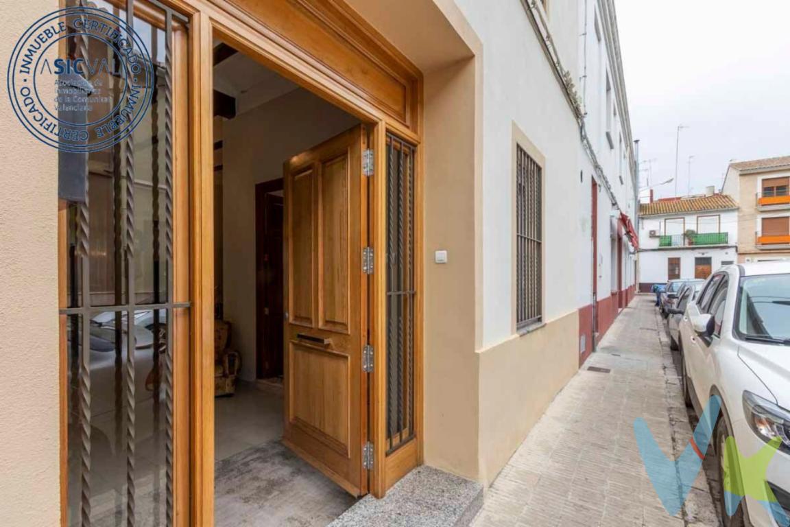 Casa de pueblo donde si necesitas podrás vivir mientras haces la reforma. La parte de abajo tiene reforma de hace tiempo pero muy bien conservada. Por lo que puedes habitar y con el tiempo poder actualizar..La vivienda mantiene la distribución antigua, por lo que se distribuye en:.en la planta de abajo, una entrada muy amplia con sus vigas de madera a la vista, a la derecha y con ventana a la calle se encuentra la habitación principal, siguiendo por el pasillo del recibidor tenemos un comedor interior donde esta la escalera que da acceso a la planta de arriba. También en este salón encontramos una puerta a una habitación que no tiene ventana al exterior, y hay unas puerta grandes de madera que comunica a una salita en la que hay otra puerta con cristalera de colores que accedes al patio. Desde la salita tienes entrada a la cocina y de esta también acceso al patio. En el patio se encuentra el baño que esta recién reformado y tienes una pila lavadero y un paellero por lo que las comidas con familiares o amigos están garantizadas..En la planta de arriba antes era un andana en la que ahora hay dos habitaciones con miradores a la calle y una parte que todavía queda andana. Y de ahí pasamos a dos terrazas que dan al patio.. .La casa esta ubicada en una zona céntrica de Foios, cerca de la plaza del ayuntamiento, alameda, tiendas y cerca de la parda del metro Linea 3 valencia..No lo dudes, si quieres vivir en una casa de pueblo ven a ver esta vivienda, te va a encantar!!