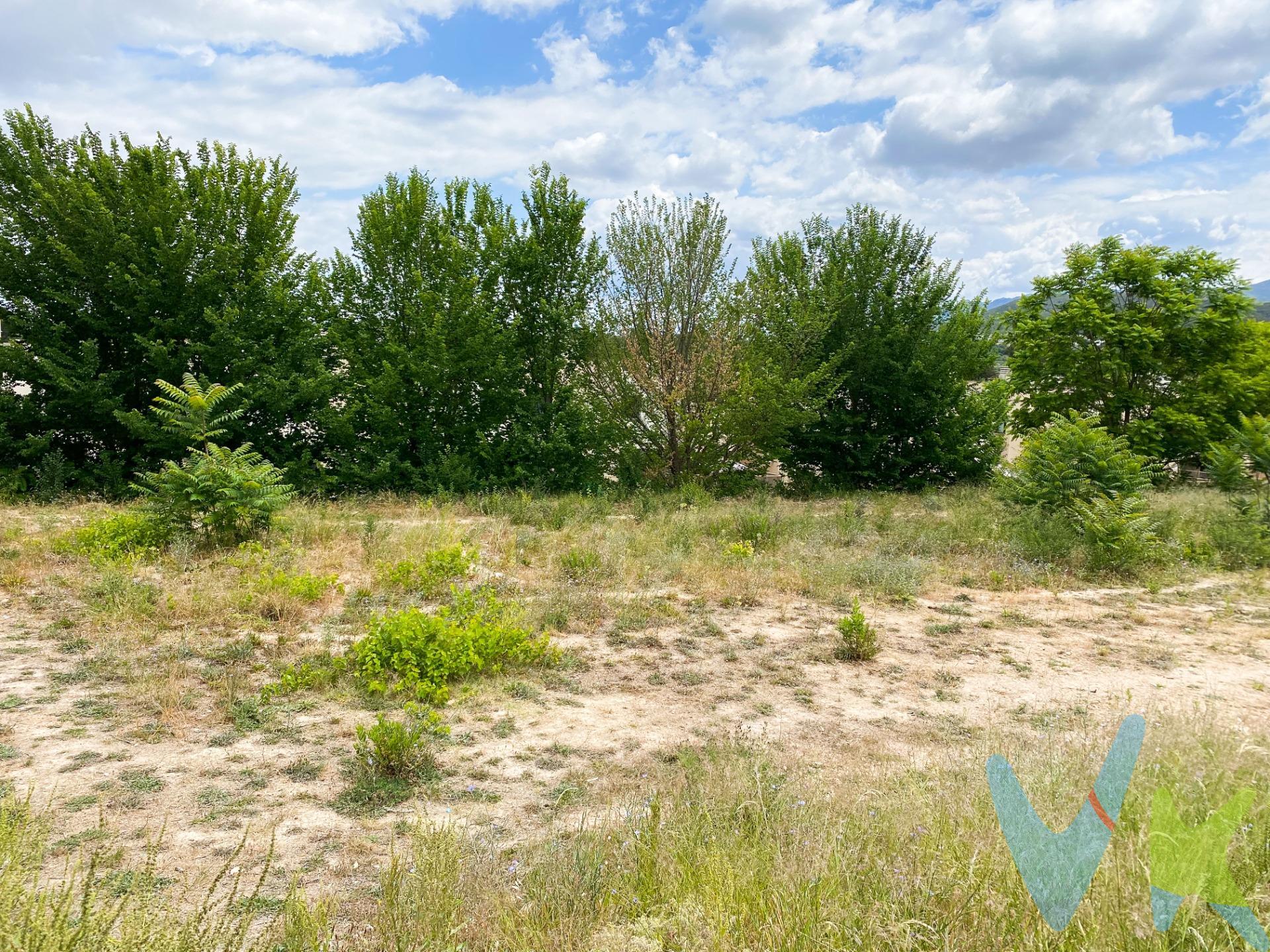 ¡No pierdas la oportunidad de construir la casa de tus sueños en un terreno urbano y urbanizable de 450 metros cuadrados en Albaida! Este terreno cuenta con una ubicación privilegiada en una zona tranquila y residencial, perfecta para disfrutar de la tranquilidad y el confort que mereces. . Además, su tamaño permite la construcción de un chalet adosado de dos plantas, con todas las comodidades y detalles que deseas. ¡No lo pienses más y haz realidad tu proyecto de vida en este maravilloso terreno!