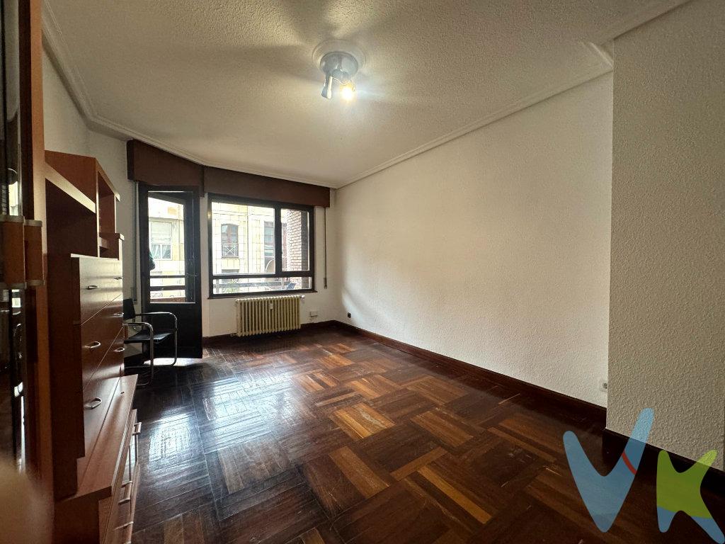 Exclusivo Piso en el Corazón de Torrelavega: Luminosidad, Espacio y Versatilidad. Descubre esta excepcional vivienda de gran tamaño, estratégicamente ubicada en el centro neurálgico de Torrelavega, justo junto al Buelevar Demetrio Herrero. Su carácter exclusivo se percibe en cada detalle, ofreciendo un estilo de vida distinguido y funcional. La luz natural inunda cada rincón de este soleado piso, creando una atmósfera cálida y acogedora. Dispone de cuatro amplios dormitorios, perfectos para familias o para quienes desean espacio adicional para invitados o despacho. Los dos baños completos ofrecen comodidad y privacidad. La cocina, amplia y con puerta para el servicio, se extiende hacia una práctica terraza, ideal para utilizar como cuarto de plancha y lavanderia o simplemente como trastero. El salón de más de 30 m² se convierte en el corazón del hogar, un espacio generoso y luminoso gracias a su terraza orientada al sur, que garantiza luz solar y aire libre durante gran parte del día. Ubicado en una calle semipeatonal, este piso goza de tranquilidad sin renunciar a la comodidad de tener todos los servicios a mano. La proximidad a importantes centros comerciales facilita las compras y el ocio, mientras que la cercanía a la estación de tren y a la parada de autobús asegura una excelente conexión con el resto de la ciudad y sus alrededores. Este inmueble ofrece una doble funcionalidad: su distribución y ubicación lo hacen ideal tanto para uso residencial como para el establecimiento de un despacho o consultorio profesional, brindando una oportunidad única para vivir y trabajar en un entorno privilegiado. No pierda la oportunidad de adquirir esta joya inmobiliaria que combina elegancia, confort y una ubicación inmejorable. ¡Contáctenos para más detalles y para concertar una visita!. Gastos de la transacción:. El precio de oferta no incluye el impuesto de transmisiones patrimoniales cuyo tipo general es del 9%, ni el coste de la escritura de compra y de su inscripción en el Registro de la Propiedad. 
