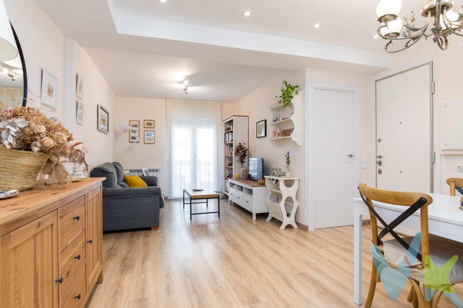 Piso reformado con altas calidades en José Pellicer, a un paso del centro. Vivienda completamente reformada con materiales de primera calidad, ubicada en una calle tranquila y bien conectada, junto a la Avenida Tenor Fleta y a pocos minutos caminando del centro de Zaragoza. Se distribuye en un amplio salón con salida a balcón, cocina abierta totalmente equipada, tres dormitorios (dos de ellos dobles) y un baño con ventana, lo que garantiza luz natural y buena ventilación. La habitación principal cuenta con un armario empotrado de 4,5 metros, al que se suman otros 3 metros de armario a medida en el pasillo, ofreciendo un total de 7,5 metros de almacenaje integrado. Las ventanas son de PVC con doble acristalamiento y aislamiento térmico, lo que, junto con la puerta de entrada acorazada, asegura confort, eficiencia energética y seguridad. El sistema de calefacción es individual a gas y cuenta con instalación de aire acondicionado por conductos en toda la vivienda. El edificio ha sido completamente rehabilitado: instalación de fontanería renovada, fachada con aislamiento térmico y tejado totalmente restaurado. Además, dispone de ascensor y un hall de entrada reformado con una estética moderna y cuidada. Una vivienda lista para entrar a vivir y disfrutar desde el primer día, sin necesidad de reformas. 
