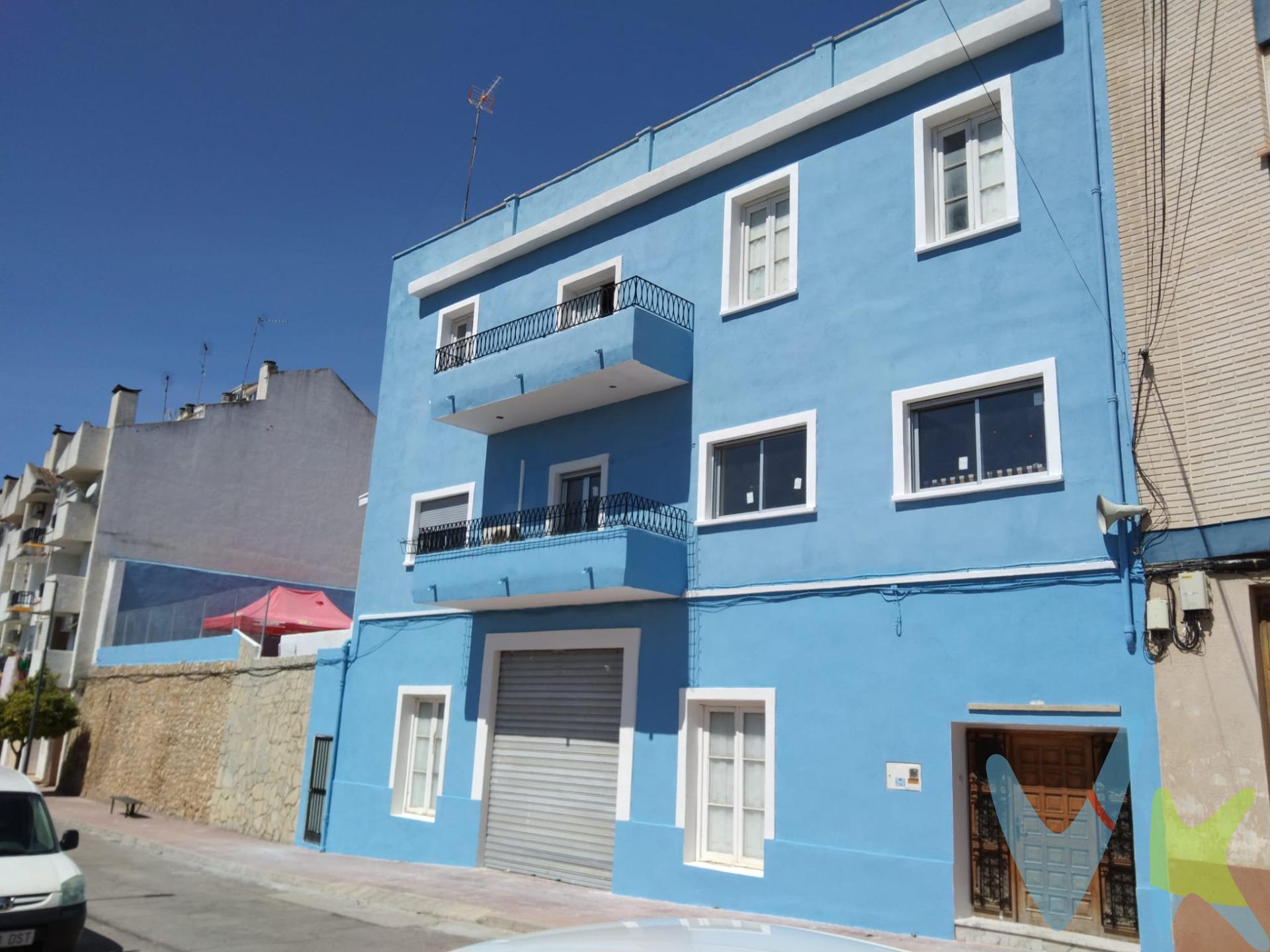 Descubre esta joya en el corazón de Godelleta, un lugar ideal para crear recuerdos inolvidables en familia. Sus cinco habitaciones dobles y tres baños ofrecen toda la privacidad y el espacio que necesitas. La casa se ha renovado íntegramente en 2024, con un sistema eléctrico y de fontanería completamente nuevos. La zona exterior es un oasis: una piscina privada con vistas panorámicas te invita a relajarte y escapar del calor. Además si no se quiere entrar mojado a casa para preparar la comida o pasar al baño, la zona de la piscina también dispone de cocina y baño para hacer la vida en el exterior mucho más cómoda. Y para tomar el sol, su terraza solárium 360 es sencillamente espectacular. La propiedad tiene un potencial único: podrías ampliar el espacio habitable a una segunda planta. Cuenta con un amplio garaje para 5 vehículos con doble acceso y calefacción central de gasóleo para el invierno. VENTA:. PVP 460.000€.  Gastos e impuestos no incluidos en el precio. La compra conlleva impuestos y gastos de formalización para el comprador. A título orientativo se informa que en segundas transmisiones el  ITP  con carácter general en  Valencia  es del  10%, pudiendo existir otros tipos impositivos atendiendo a  las circunstancias  personales del comprador u otras circunstancias previstas legalmente. Base imponible del impuesto el mayor valor entre el precio de compraventa, la tasación o el valor de referencia catastral. En cuanto a los gastos de  notaría y registro, en su caso,  suelen oscilar aprox; entre 1,5% y 2,5% (aranceles variables según precio, n.º de copias y complejidad). El comprador elige notario. Si el comprador precisase de  hipoteca: tasación, condiciones y costes bancarios serán según entidad elegida por el comprador, así como los gastos de gestoría, y cualesquiera otros gastos inherentes a la formalización de la compraventa que legalmente correspondan a la parte compradora, salvo pacto expreso en contrario con el vendedor. El consumidor tiene,  conforme a la normativa vigente, a su disposición información y documentación adicional relativa al inmueble y condiciones de la compraventa, que podrá ser consultada en C/Joaquín Costa 4, bajo 46005 Valencia o urbe2@remax.es. Honorarios de mediación inmobiliaria a cargo del  COMPRADOR: (3% del precio final de venta más IVA (21%), salvo otro pacto.); y  de VENDEDOR (según acuerdo con el mismo). . Se informa al consumidor que la agencia actúa como intermediaria inmobiliaria en la operación, estando cualquier eventual compraventa y sus condiciones sujeta a la aceptación expresa del propietario-vendedor y a la posterior formalización del correspondiente contrato.