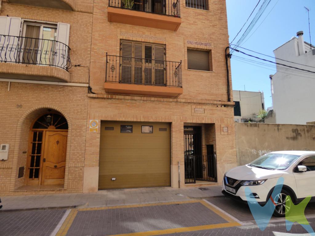 Local en planta baja de 112,60 m2 construidos y 104 m2 útiles situada a nivel de calle. Dispone de licencia en vigor de entrada de vehículos.Cuenta con acceso independiente desde la calle con una puerta de 2,85 mts de ancho y 2,70 mts de alto, con apertura mecanizada superior con mando a distancia y acceso directo desde el rellano del edificio. La altura interior del local es de 3,45 mts.Se distribuye en cuatro estancias amplias (trasteros), un baño y zona para aparcar hasta 4 coches en línea, motos y bicicletas.Dimensiones de los espacios:- Despacho con falso techo desmontable de 4,95 x 2,70 mts.- Trastero 1 de 4,95 x 2,70 mts.- Trastero 2 de 3,55 x 2,10 mts.- Trastero 3 de 3,80 x 3,50 mts, que incluye un baño completo de 2,80 x 1,25 mts.El local está dotado de instalación eléctrica tanto en la zona de garaje como en los trasteros.El suelo está pavimentado con baldosa de gres, y cuenta con instalación independiente de luz y agua.---------------------Los vendedores han confiado en este equipo para gestionar la venta del inmueble de forma exclusiva. Como no puede ser de otra forma, garantizamos un servicio de calidad, actuando en todo momento de forma transparente, ética y profesional. Así pues, se ruega la no interferencia de terceros, y sobre todo, no molestar a los propietarios, a los ocupantes del inmueble o a los vecinos. Muchas gracias por tu comprensión.No obstante, si eres agente inmobiliario y quieres visitar la vivienda con un cliente, no dudes en contactar. Estaremos encantados de atenderte. Juntos, sumamos.------------------La documentación del inmueble ha sido revisada por esta agencia y estimamos que reúne todos los requisitos necesarios para ser comercializado...El precio ofertado no incluye impuestos, gastos de compraventa ni honorarios de la agencia inmobiliaria.Las medidas aquí expuestas han sido obtenidas del Catastro.El anuncio no es vinculante, puede contener errores.¿Tienes alguna duda? Consúltanos.