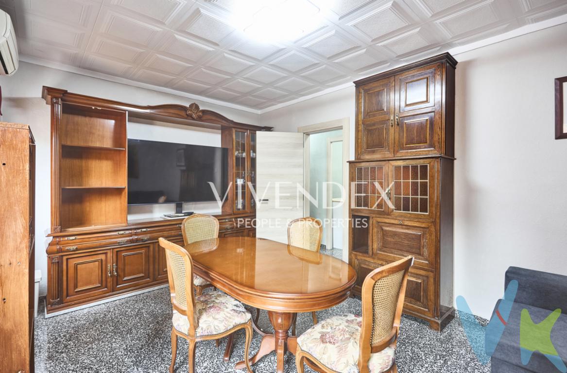 En la Avenida Madrid, en la zona cercana a Sants (barrio de Sants-Badal, distrito de Sants-Montjuïc), se encuentra esta vivienda de 63 m², una opción ideal para quienes buscan un piso cómodo y bien ubicado en Barcelona.El piso dispone de dos habitaciones, un salón-comedor luminoso, cocina independiente reformada y equipada, y un baño reformado con plato de ducha nuevo. La distribución es práctica y equilibrada, permitiendo aprovechar al máximo cada metro cuadrado y ofreciendo estancias funcionales tanto para el descanso como para el día a día. El salón cuenta con buena entrada de luz natural y la vivienda dispone de aire acondicionado, aportando mayor confort durante todo el año.La vivienda incorpora puertas interiores nuevas y carpintería exterior de aluminio, mejorando el aislamiento y el bienestar interior. Son mejoras que permiten entrar a vivir sin necesidad de realizar grandes reformas.La finca está bien conservada y situada en una zona con buena comunicación mediante transporte público y con todo tipo de servicios cercanos, como supermercados, comercios, centros educativos y zonas verdes. Ubicada en una de las principales avenidas del barrio y muy próxima a Sants, permite disfrutar de todos los servicios y la excelente conexión que ofrece la zona.El precio no incluye los gastos de notaría, registro e impuestos que correspondan. Los honorarios de agencia son del 2% + IVA sobre el precio final de venta. 