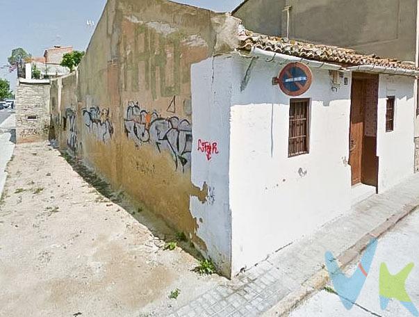 Increíble oportunidad de adquirir una casa de pueblo con terreno en el encantador municipio de Massanassa, a solo 8 km de Valencia. Esta propiedad, ubicada en la calle del Angel 26, es perfecta para aquellos que buscan construir su hogar a medida, ya que la casa actual está lista para ser derribada y dar paso a nuevas posibilidades. El solar de al lado está incluido en los 140 metros cuadrados. Con 140 metros cuadrados de terreno (solar de al lado está incluido en los 140 metros cuadrados), tendrás la libertad de diseñar y construir la casa de tus sueños en una zona tranquila y privilegiada. Rodeada de casas familiares, esta ubicación te brinda la oportunidad de disfrutar de la serenidad de un entorno tradicional, sin renunciar a la comodidad de estar bien comunicado. Incluso encontrarás una estación de tren a solo 3 minutos de distancia, lo que facilita tus desplazamientos. Además, contarás con la conveniencia de tener el Centro Comercial MN4 e Ikea a tan solo 2 minutos en coche, lo que te permitirá acceder a una amplia gama de servicios y comodidades. El barranco cercano te conectará rápidamente con el pueblo de Catarroja, ampliando tus opciones de ocio y entretenimiento. No dejes pasar esta increíble oportunidad de crear la casa de tus sueños en una ubicación privilegiada. ¡Ven a visitarla y descubre el potencial ilimitado que esta propiedad tiene para ofrecer! Estaré encantado/a de mostrarte todas las posibilidades y brindarte cualquier ayuda que necesites.