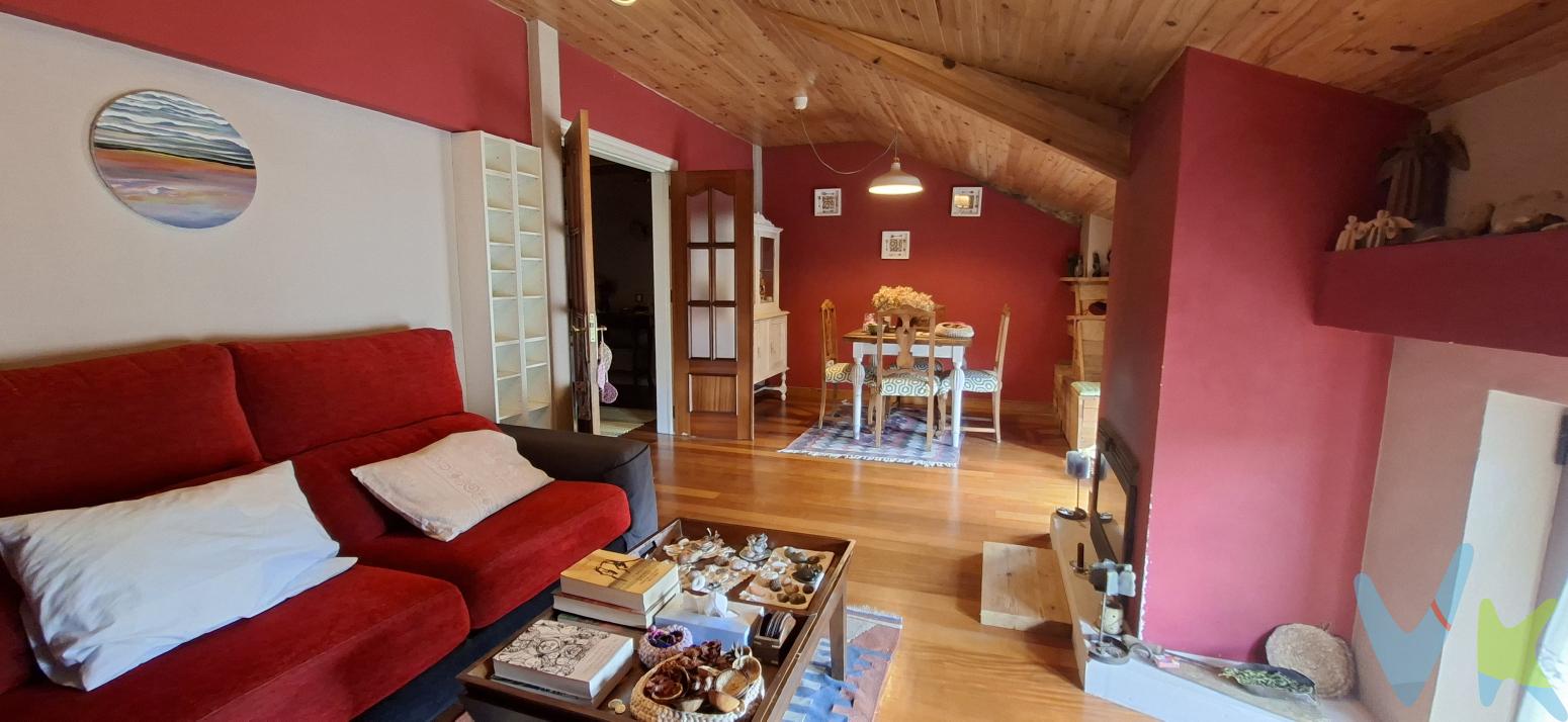 Si buscas una vivienda con personalidad, en un edificio antiguo lleno de encanto esta vivienda es la que estas buscandoEste bonito ático combina a la perfección el carácter y la esencia de un edificio antiguo con la comodidad de una vivienda completamente reformada.La vivienda fue reformada íntegramente en 2008, manteniendo un encanto especial  y aportando a sus espacios comodidad y funcionalidad.Cuenta con 3 habitaciones y unos acabados que transmiten calidez, entre los que destaca su precioso suelo de madera de teka, que aporta elegancia y una agradable sensación de hogar.Uno de sus elementos más especiales es la chimenea, perfecta para disfrutar de momentos acogedores, y que dispone de salida de calor hacia una de las habitaciones y el pasillo, aprovechando de forma muy agradable el calor de la estancia. Las otras dos habitaciones cuentan con radiadores eléctricos.Las ventanas de PVC contribuyen al confort y aislamiento de la vivienda.Su ubicación es otro de sus grandes atractivos: en pleno centro y en una de las calles más emblemáticas, con todos los servicios y comodidades al alcance de la mano.Una vivienda diferente, con historia, carácter y encanto, que conserva la esencia de un edificio antiguo pero ofrece las comodidades de una vivienda reformada.Si buscas un hogar con personalidad y algo diferente a lo habitual, merece la pena visitarlo.Informar que además del precio de venta actualmente existe una derrama pendiente destinada a la mejora de la estructura del edificio, aspecto que debe ser tenido en cuenta por el comprador y que será debidamente informado.