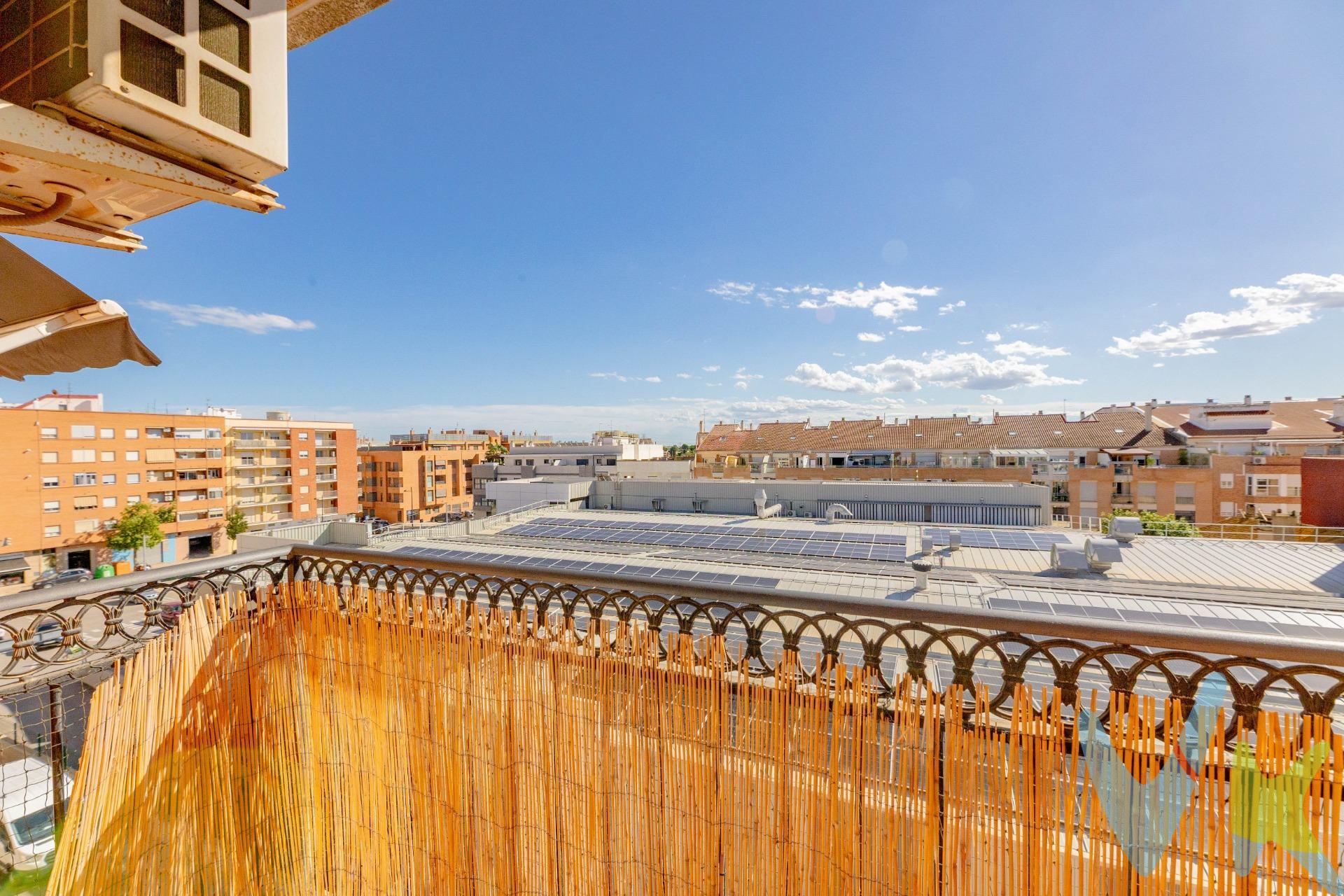 Mocadi Real Estate presenta este DÚPLEX VPO EN PAIPORTA | 2 DORMITORIOS | GARAJE Y TRASTERO INCLUIDOS. IMPORTANTE – VIVIENDA DE PROTECCIÓN OFICIAL (VPO). La vivienda está sujeta al régimen de Vivienda de Protección Oficial. Para poder adquirirla, la parte compradora deberá cumplir los requisitos establecidos por la Generalitat Valenciana para la adquisición de este tipo de vivienda. Magnífico dúplex en Paiporta, muy luminoso, con orientación sur y en un estado de conservación impecable. Una vivienda amplia, cómoda y lista para entrar a vivir, distribuida en dos plantas y con plaza de garaje y trastero incluidos. En la planta baja, la vivienda nos recibe con un distribuidor que da acceso a una cocina independiente, práctica y funcional, que dispone además de galería independiente destinada a zona de lavado. En esta misma planta destaca especialmente el gran salón-comedor de aproximadamente 30 m², un espacio amplio y muy luminoso gracias a su orientación sur, perfectamente cuidado y equipado con aire acondicionado. La planta se completa con un cuarto de baño completo con ducha. A través de una cómoda escalera interior accedemos a la planta superior, destinada a la zona de descanso. Originalmente esta planta disponía de tres dormitorios, aunque actualmente se encuentra distribuida en dos amplios dormitorios. El dormitorio principal se amplió incorporando uno de los dormitorios originales, consiguiendo así una estancia de excelentes dimensiones con una gran zona de vestidor. El segundo dormitorio es también doble y espacioso. La planta superior cuenta además con armarios empotrados revestidos, balcón y un segundo cuarto de baño completo. La vivienda ha tenido muy poco uso, ocupada únicamente durante unos pocos años por una familia, por lo que se encuentra en un estado excepcional de conservación y prácticamente lista para entrar a vivir sin necesidad de reformas. Además, el precio incluye plaza de garaje y trastero, aportando ese espacio adicional de almacenamiento y comodidad tan valorado en el día a día. Una vivienda especialmente interesante para quienes buscan amplitud, luminosidad y una distribución diferente a la de un piso convencional, con la independencia que proporciona disponer de la zona de día y de noche en plantas separadas. Si cumples los requisitos para la compra de una VPO y buscas un dúplex amplio, luminoso, cuidado y con garaje y trastero en Paiporta, esta puede ser una excelente oportunidad. La descripción y los datos del presente inmueble tienen carácter meramente informativo y en ningún caso contractual. En el precio de la vivienda no están incluidos los honorarios de agencia, gastos de compraventa y/o financiación. Por mandato expreso del propietario, comercializamos este inmueble en exclusiva compartida, lo que garantiza un servicio de calidad, un trato fácil y personalizado, una gran difusión en nuestras redes compartidas y sin interferencias de terceros. Por este motivo se ruega no molestar al propietario, a los ocupantes de la propiedad, a los vecinos o conserjes del edificio si los hubiera. Si eres una agencia, llámanos colaboraremos contigo. Muchas gracias.