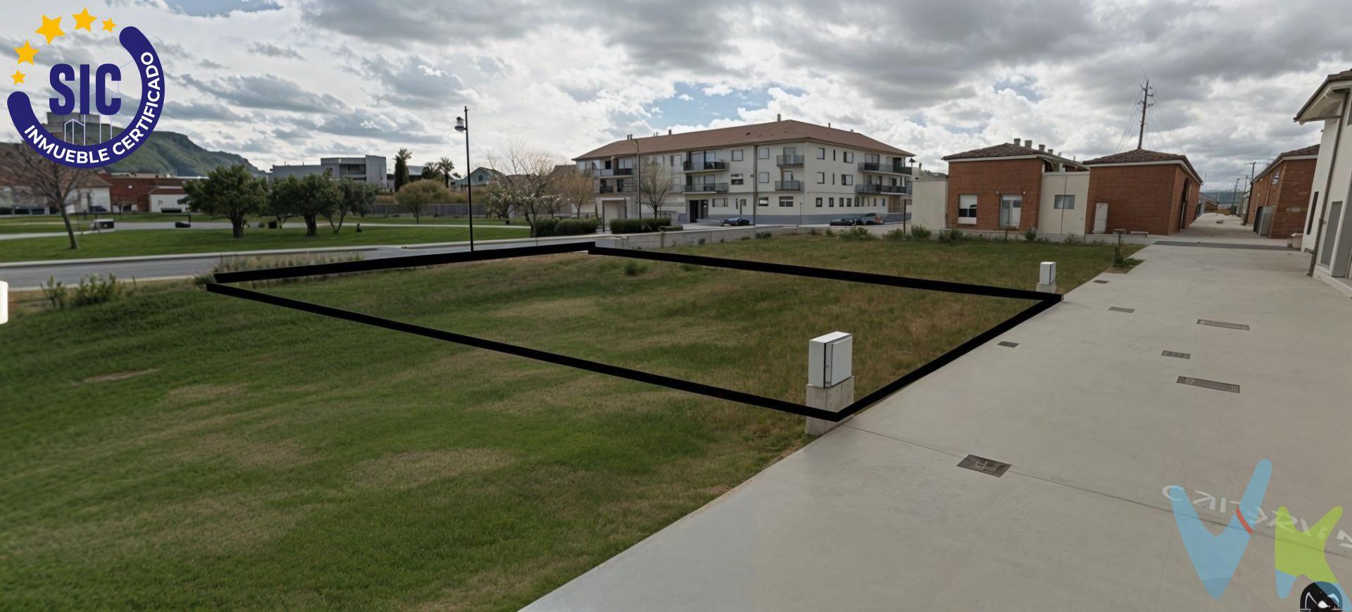 Se vende parcela urbana ubicada en la calle Antonio Machado, en La Pobla Llarga (Valencia), en una zona tranquila y bien comunicada. El terreno cuenta con una fachada de 6 metros y una profundidad de 21 metros, ofreciendo múltiples posibilidades para la construcción de vivienda unifamiliar o inversión. La parcela destaca por dar a dos calles, con acceso tanto por la parte delantera como por la trasera, lo que aporta una gran versatilidad a la hora de diseñar la vivienda, facilitar accesos independientes o incluso plantear diferentes usos. Uno de sus principales atractivos es su excelente ubicación, ya que dispone de un parque justo enfrente, lo que proporciona vistas despejadas, mayor sensación de amplitud y un entorno agradable y familiar. Ideal para quienes buscan construir su hogar en un entorno residencial con espacios abiertos, o para inversores que valoran la buena ubicación y el potencial urbanístico de la zona. VENTA:. PVP 65.000€. Gastos e impuestos no incluidos en el precio. La compra conlleva impuestos y gastos de formalización para el comprador. A título orientativo se informa que en segundas transmisiones el ITP con carácter general en Valencia es del 10%, pudiendo existir otros tipos impositivos atendiendo a las circunstancias personales del comprador u otras circunstancias previstas legalmente. Base imponible del impuesto el mayor valor entre el precio de compraventa, la tasación o el valor de referencia catastral. En cuanto a los gastos de notaría y registro, en su caso, suelen oscilar aprox. entre 1,5% y 2,5% (aranceles variables según precio, n.º de copias y complejidad). El comprador elige notario. Si el comprador precisase de hipoteca: tasación, condiciones y costes bancarios serán según entidad elegida por el comprador, así como los gastos de gestoría, y cualesquiera otros gastos inherentes a la formalización de la compraventa que legalmente correspondan a la parte compradora, salvo pacto expreso en contrario con el vendedor. El consumidor tiene, conforme a la normativa vigente, a su disposición información y documentación adicional relativa al inmueble y condiciones de la compraventa, que podrá ser consultada en C/Joaquín Costa 4, bajo 46005 Valencia o urbe2@remax.es. Honorarios de mediación inmobiliaria a cargo del COMPRADOR: (3000€ del precio final de venta más IVA (21%), salvo otro pacto.); y de VENDEDOR (según acuerdo con el mismo). Se informa al consumidor que la agencia actúa como intermediaria inmobiliaria en la operación, estando cualquier eventual compraventa y sus condiciones sujeta a la aceptación expresa del propietario-vendedor y a la posterior formalización del correspondiente contrato.