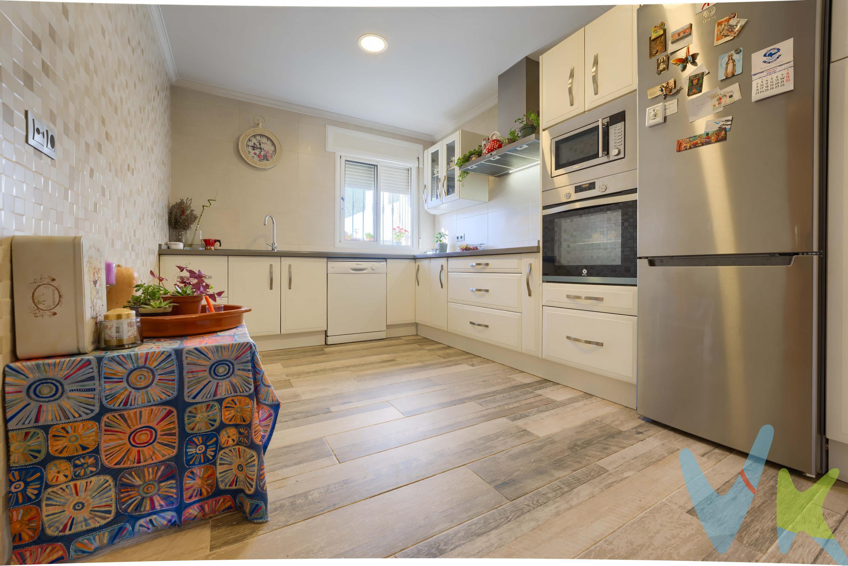 PRECIO DE VENTA: 135.000€ + GASTOS. Presentamos este maravilloso dúplex en una de las mejores zonas de Estepa ✨. Ubicado en una zona tranquila, muy bien comunicada y con todos los servicios a su alcance, presentamos este luminoso y amplio dúplex de 83 m² diseñado para disfrutar del espacio y la comodidad. La vivienda cuenta con:.  Tres habitaciones.  Un baño completo.  Gran cocina equipada, funcional y con excelente capacidad de almacenamiento.  Magnífica terraza, ideal para disfrutar del aire libre. Espacio multifuncional, perfecto como despacho, zona de ocio, cuarto de juegos o incluso dormitorio adicional. Destaca por su luminosidad, distribución cómoda y su versatilidad, convirtiéndose en una vivienda ideal tanto para familias como para quienes buscan amplitud y confort en una excelente ubicación. Una oportunidad única para vivir con calidad, espacio y buena conexión. En cumplimiento de las obligaciones de información previstas en la Ley 10/2025, de 28 de. diciembre, de servicios de atención a la clientela y transparencia, así como en la normativa. sectorial vigente, se hace constar que el precio indicado no incluye los gastos e impuestos. inherentes a la adquisición, los cuales se desglosan a continuación:. ● Impuesto sobre Transmisiones Patrimoniales (ITP): Se aplicará el tipo impositivo. vigente en la Comunidad Autónoma de Andalucía (generalmente el 7% (9.450€) sin perjuicio de tipos reducidos del 3,5%, 1,2% o 1% aplicables según las circunstancias personales del comprador o las características del inmueble). El impuesto se devenga sobre el Valor de Referencia de Catastro o el precio de venta, aquel que resulte superior. ● Gastos de Notaría: Los honorarios notariales se calcularán conforme al arancel oficial regulado en el Anexo I, del Real Decreto 1426/1989, de 17 de noviembre, por el que se aprueba el arancel Notarial. ● Gastos de Registro: La inscripción en el Registro de la Propiedad se facturará según el arancel oficial establecido en el ANEXO I, del Real Decreto 1427/1989, de 17 de noviembre, por el que se aprueba el arancel Notarial. ● Gastos de Gestión (Gestoría): Los honorarios por la tramitación administrativa, liquidación de impuestos e inscripción registral ascienden a 545,00€ aproximadamente(IVA incluido). ● Honorarios Agencia del Vendedor: incluidos en el PVP. ● Honorarios Agencia del comprador: La agencia prestará los servicios de información, asesoramiento y acompañamiento previstos en el Encargo de Servicios y en el D.I.A. Si solicita servicios adicionales o personalizados, sus honorarios serán informados previamente, de forma individualizada y por escrito, conforme a la libertad de pactos y a la normativa vigente.NO VINCULADOS AL PRECIO DE COMPRA. Para una información exhaustiva sobre el funcionamiento, tipos impositivos y bonificaciones. del ITP en Andalucía, puede consultar el portal oficial de la Agencia Tributaria de la Junta de. Andalucía en el siguiente enlace:. https://www.juntadeandalucia.es/organismos/economiahaciendayfondoseuropeos/areas/trib. utos-juego/tributos/paginas/impuestos-cedidos-transmisiones.html;. Documento D. I. A. a disposición del consumidor según Decreto 218/2005 Junta de. Andalucía.