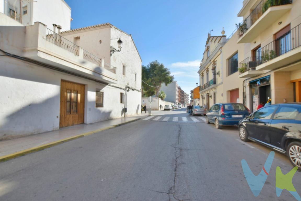 ¿Alguna vez has pensado en hacerte una casa de pueblo, la zona es importante, si es esquina mejor, y la orientación sur-este es imprescindible para aprovechar al máximo la luz? Muchas, seguro. ¡Pues la tenemos! Saca el arquitecto que llevas dentro, construye la casa de tus sueños y un sinfín de posibilidades te esperan, sin limitaciones. Si optas por la promoción-construcción también estas de enhorabuena, sus más de 115m2 de parcela y la posibilidad de edificar tres plantas + ático tendrán como resultado una excelente edificación en un entorno privilegiado. La casa solar en dos plantas y con vigas de madera, está situada en una de las calles más importantes de Rafelbunyol, junto al Ayuntamiento, la Casa de la Cultura, la Iglesia parroquial y rodeada de todos los servicios más necesarios. ¿Qué más se puede pedir? Además, la planta baja es ideal para abrir un local comercial con éxito asegurado al ser zona de paso a pie y en coche. Llámanos y encantados te informaremos. Tu proyecto es nuestro reto y te esperamos con los brazos abiertos. Contamos con 30 años de experiencia acreditada y nuestro objetivo es garantizarle un servicio de compra humano, ético, de calidad, fácil y seguro. Nuestro equipo lo integran agentes con la titulación AIR (Agente Inmobiliario Registrado) y Agentes Certificadores de la categoría Premium en certificación de inmuebles y debidamente registrados en el Registro de Agentes de Intermediación de la CV (RAICV 0743). Consulte en nuestras reseñas de Google lo que opinan los clientes que ya han trabajado con nosotros.El precio NO incluye: Impuestos, gastos de Notaría, registro y honorarios de inmobiliaria.Nuestra inmobiliaria cuenta con encargo en EXCLUSIVA de esta propiedad. Por ello rogamos, por expreso deseo, que evite molestar y contactar con los propietarios. Nosotros estaremos encantados en ayudarle y atenderle en todo lo referente al inmueble. Si eres un compañero inmobiliario estaremos encantados en colaborar con la seriedad y honestidad propia de un buen Agente