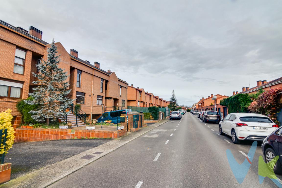 EXCLUSIVO CHALET EN URBANIZACION LA FRESNEDAMaravillosa oportunidad para adquirir una espaciosa casa adosada situada en la Urbanización La Fresneda. Acceso a planta principal sin barreras arquitectónicas.La casa cuenta con cuatro habitaciones, cada una perfectamente diseñada para ofrecer el máximo confort. Estas habitaciones son versátiles, permitiéndote adaptarlas según tus necesidades, ya sea para dormitorios adicionales, oficinas en casa, o incluso un acogedor cuarto de juegos para los más pequeños.Dispone de un amplio garaje de 20 metros así como un sótano de 57 metros.Situada en un entorno tranquilo, bien comunicado, que ofrece al mismo tiempo todas las comodidades necesarias a corta distancia. Escuelas, supermercados y centros de salud se encuentran a poca distancia, facilitando la vida diaria para todas las edades.Los parques y espacios verdes cercanos son el complemento perfecto para un estilo de vida activo y saludable. Esta ubicación es ideal para aquellos que buscan un equilibrio entre la vida en el campo y la accesibilidad urbana.Si buscas una casa que combine un diseño espacioso, una ubicación privilegiada y un ambiente acogedor, esta propiedad en la Urbanización la Fresneda definitivamente merece una visita.Contáctanos hoy mismo para programar una visita y descubrir todo lo que esta maravillosa casa tiene para ofrecerte. Tu nuevo hogar te está esperando, no dejes pasar esta oportunidad excepcional. 