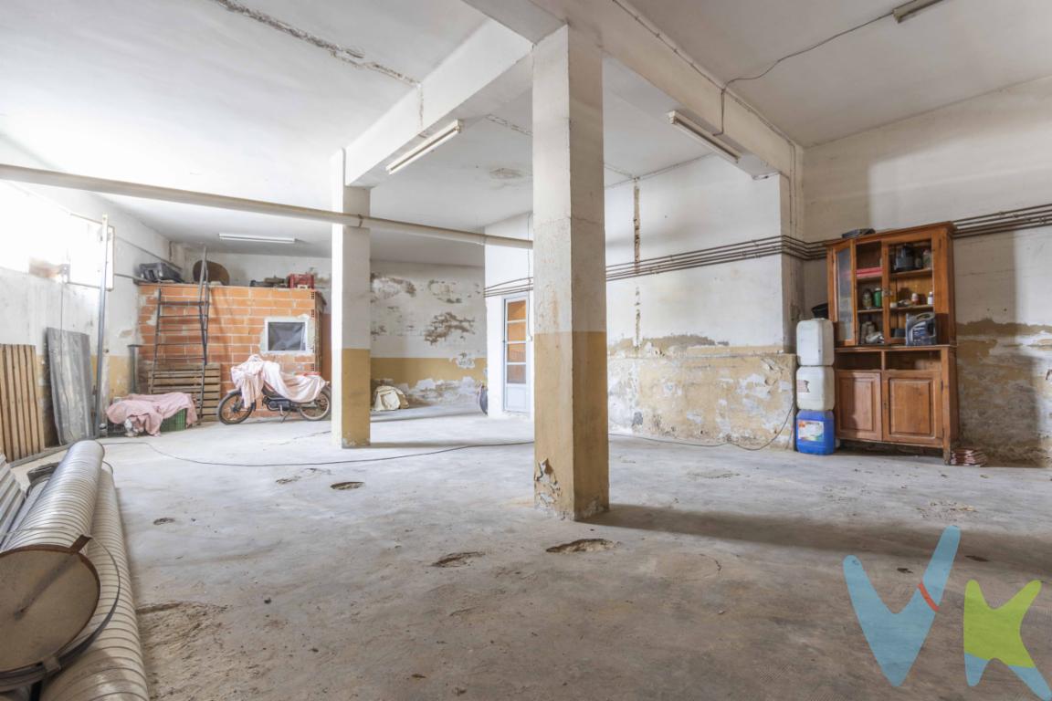 \"OPORTUNIDAD ÚNICA! Local comercial con  posibilidad de cambio de uso para convertirlo en dos viviendas independientes. Amplias posibilidades de diseño y distribución. Ideal para inversores o familias que buscan un proyecto personalizado. ¡Contacta con nosotros para más información y visita!\"Se pone a la venta un atractivo local comercial situado en la hermosa localidad de Náquera, una zona conocida por su ambiente tranquilo y su entorno natural incomparable. Este inmueble es una oportunidad excepcional .Este local cuenta con 119 metros cuadrados construidos, ofreciendo un espacio amplio y versátil, ideal para adaptarlo . Su distribución optimizada permite el máximo aprovechamiento del área disponible, proporcionando un entorno cómodo y acogedor . Durante su vida útil, este edificio, levantado en 1968, ha demostrado ser una estructura sólida y bien conservada, añadiendo valor añadido a la inversión.El entorno que rodea el inmueble es tranquilo y seguro, con un ambiente que invita a los peatones a pasear y explorar la variedad de comercios de la zona. La ubicación en Náquera no solo ofrece una conexión eficiente con el centro urbano, sino que también garantiza una experiencia comercial enriquecedora gracias a la cercanía de servicios y facilidades locales. Desde restaurantes hasta oficinas y otras tiendas, el área es un verdadero epicentro de actividadEsperamos poder ofrecerte más detalles en una visita, donde podrás comprobar en persona todas las posibilidades y encantos que este local tiene para ofrecer. No pierdas la oportunidad de conocer de cerca esta singular propiedad en Náquera Nos encontramos a disposición para organizar visitas en el horario que más te convenga; deseamos mostrarte este espacio y discutir el potencial que tiene para tu proyecto. No dejes escapar esta oportunidad única; contáctanos para más información.El precio no incluye lo siguiente: Honorarios de la agencia inmobiliaria, impuestos (IVA, ITP) y otros gastos de la Compraventa (notaria, gestoría y registro).