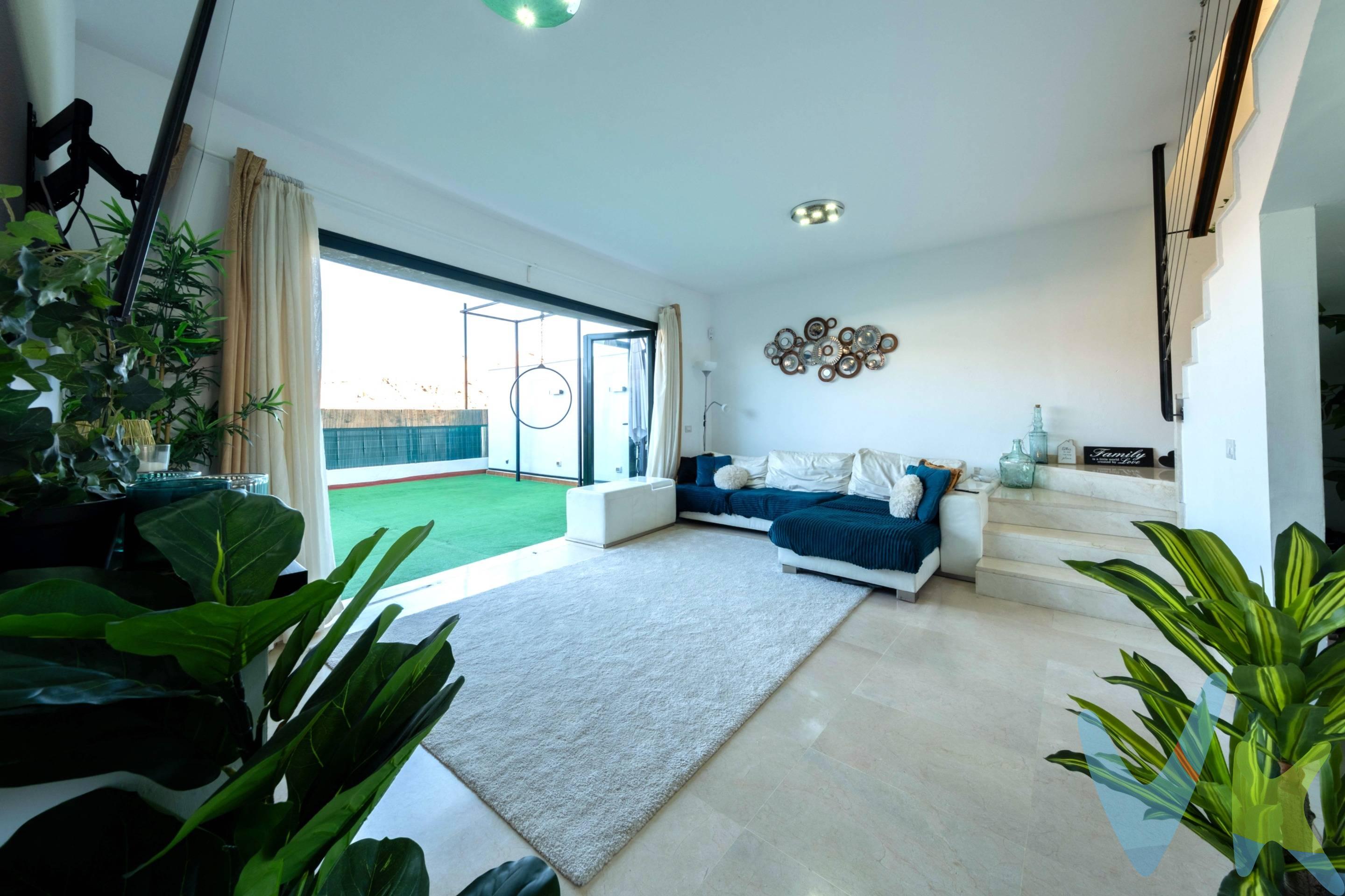 Descubre esta acogedora vivienda adosada situada en una de las zonas más tranquilas y seguras de Puerto Rico. Ubicada al final de una calle sin salida, ofrece máxima privacidad y paz, sin renunciar a la cercanía a la playa, campos de golf y todos los servicios del sur de Gran Canaria. La vivienda se distribuye en dos plantas:. 🔹 Planta de entrada. Tres dormitorios luminosos y un baño completo, con acceso directo desde la calle, cómodo y práctico para el día a día. 🔹 Planta inferior. Un amplio y luminoso salón con cocina abierta, una gran estancia polivalente (ideal como dormitorio principal, despacho o sala de ocio), un segundo baño completo y un aseo. 🌿 Exterior único. Espectacular terraza-jardín privada de más de 90 m², orientada al sol de la tarde: el lugar perfecto para disfrutar de comidas al aire libre, relajarse o compartir momentos en familia. 🚗 Extras que marcan la diferencia. Plaza de parking justo frente a la vivienda y espacio de almacenamiento adicional. Una casa pensada para disfrutar del clima, la tranquilidad y la calidad de vida que ofrece el sur de la isla. Ideal como residencia habitual, segunda vivienda o inversión. 