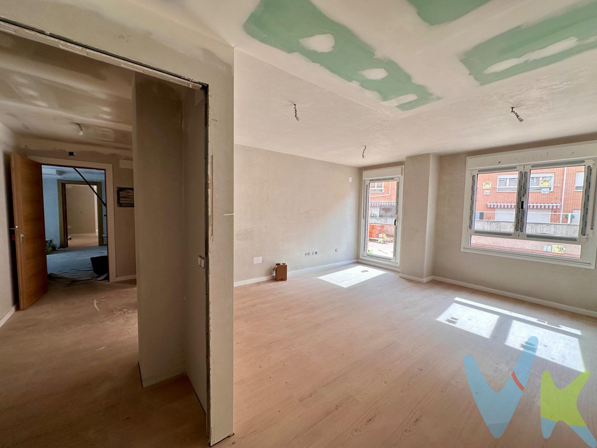 Descubre este excepcional apartamento en la codiciada Zona Alta de Ponferrada, ideal para aquellos que buscan calidad y confort. Con un precio atractivo de €135,900, esta propiedad cuenta con una superficie útil de 63 m². La vivienda se presenta como obra nueva y destaca por sus materiales de alta calidad. Dispone de dos habitaciones dobles luminosas y dos baños completos perfectamente equipados. La entrañable cocina americana conecta armoniosamente con el amplio salón-comedor que da acceso a una encantadora terraza; el espacio perfecto para disfrutar del aire libre. Además, goza del beneficio adicional del suelo radiante que garantiza calidez durante todo el año. Entre las características adicionales sobresalen: parking privado, puerta blindada por seguridad reforzada y trastero incluido para mayor comodidad. Este apartamento es totalmente exterior lo cual permite aprovechar al máximo la luz natural durante todo el día. Ubicado estratégicamente cerca de paradas de autobús y rodeado por colegios e instalaciones recreativas infantiles hace este lugar aún más deseable tanto para familias como profesionales jóvenes.