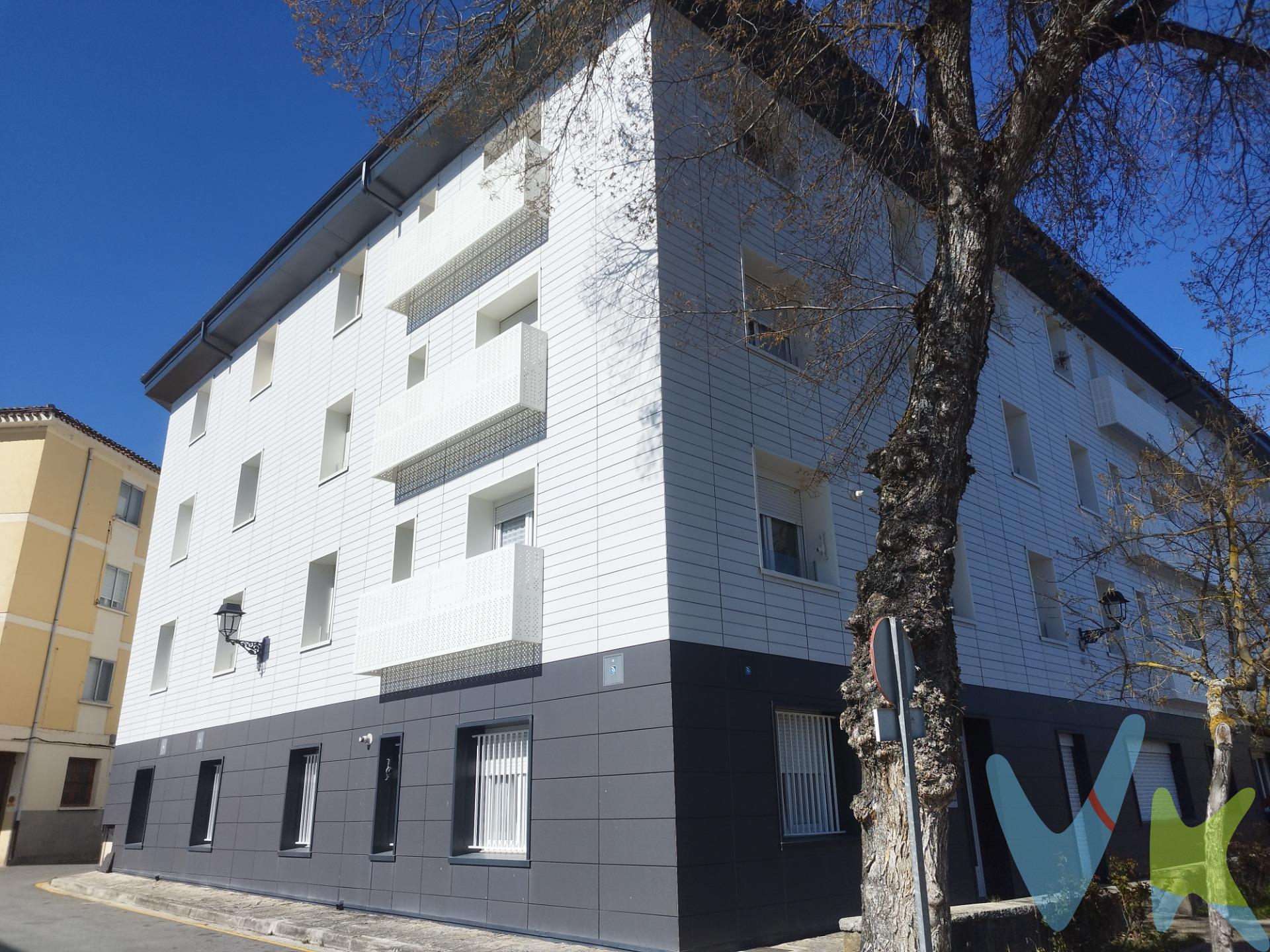 Te presentamos este coqueto piso de 60 m² útiles (68 m² construidos) ubicado en una primera planta con ascensor. La propiedad cuenta con una distribución que incluye: Un pasillo de entrada, 2 dormitorios de 8,25 m² cada uno, salón de 10,45 m², amplia cocina de 14,35 m², equipada con caldera de gas para agua caliente sanitaria, baño al fondo, que necesita reforma, con plato de ducha. El edificio ha sido recientemente rehabilitado, con mejoras en el tejado, la fachada envolvente y la instalación de nuevas ventanas de PVC en toda la vivienda. Además, las paredes y techos han sido pintados recientemente, lo que ofrece un ambiente renovado. La vivienda requiere principalmente una reforma en el baño y algunas actualizaciones en la cocina, pero tiene un gran potencial. Ubicación ideal: Situado en el inicio del casco urbano antiguo de Zizur Mayor, en una zona tranquila y rodeada de amplios jardines, perfecta para disfrutar de relajantes paseos. Aunque no dispone de plaza de aparcamiento propia, existe una amplia zona de aparcamiento público justo en frente del edificio. ¿Te interesa esta vivienda? No dudes en contactarnos, estaremos encantados de enseñártela. (Los datos proporcionados son meramente informativos y no tienen valor contractual. El precio de venta indicado no incluye impuestos ni gastos de transmisión).