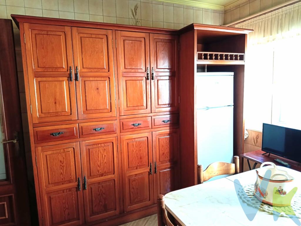 En Torrelavega, más concretamente en el barrio Covadonga , ponemos a la venta este funcional y cómodo piso, que cuenta con dos habitaciones, salón muy amplio y luminoso, cocina de buenas dimensiones, baño con plato de ducha y, además, dispone de trastero, lo que proporciona un espacio muy práctico para almacenaje.Se trata de una segunda planta con ascensor, ubicado en una zona tranquila y con todos los servicios necesarios en las proximidades.Es una vivienda que se encuentra bien cuidada y en buen estado de conservación, por lo que se puede entrar a vivir con una actualización.Tiene orientación este-oeste, lo que permite disfrutar de buena entrada de luz natural a lo largo del día.Una vivienda interesante tanto para vivir como para inversión, en una zona consolidada de Torrelavega.Al comprador se le cobrarán 1.000+ IVA de gastos de gestión inmobiliaria.Gastos e Impuestos no incluidos en el precio. Compra sujeta a ITP. El comprador se hará cargo de los costes de la escritura e inscripción en el Registro de la Propiedad.\"Más información sobre transparencia, impuestos, gastos y condiciones de compraventa en nuestra web www.activanorte.com\"