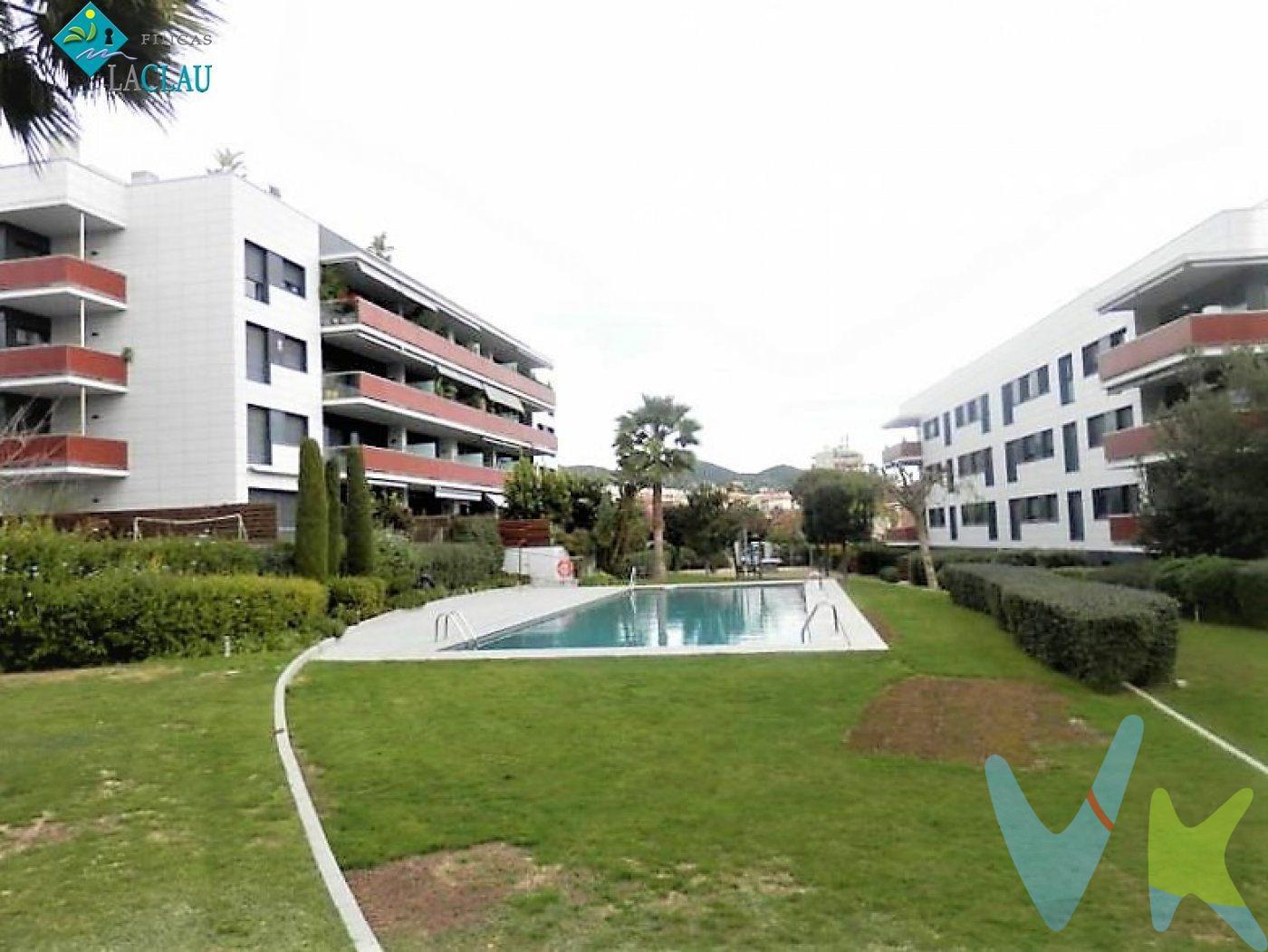 Este encantador piso en la zona de La Plana en Sitges es una oportunidad perfecta para quienes buscan comodidad, luminosidad y una ubicación privilegiada. Ideal para inversores, ya que se encuentra alquilado hasta fin de septiembre del 2028. La vivienda cuenta con un diseño funcional y moderno, compuesta por un dormitorio doble y dos habitaciones individuales, una de ellas actualmente convertida en un ropero, ideal para aprovechar al máximo el espacio. Dispone de dos baños completos, un amplio salón comedor y una cocina, ambos con salida a una amplia terraza que invita a disfrutar del clima y las vistas. Tambien dispone de una zona de lavanderia. Todo el piso es exterior, lo que garantiza una excelente luminosidad desde la mañana hasta la tarde, creando ambientes cálidos y acogedores. La propiedad se encuentra en una comunidad con jardín y piscina, perfecta para relajarse y disfrutar del entorno. Además, incluye una plaza de parking en el mismo edificio, y un trastero, brindando comodidad y seguridad. Hay la posibiliadad de adquirir un segundo parking en ele mismo edificio. La vivienda está equipada con tecnología avanzada, incluyendo domótica, osmosis, placas solares y una caldera de bajo consumo, lo que se traduce en eficiencia energética y confort. Lista para entrar a vivir. Su ubicación es inmejorable: a escasos metros del centro de Sitges, la playa, la zona de autobuses y la estación de tren, facilitando desplazamientos y acceso a servicios, comercios y ocio. En resumen, un lugar idílico para vivir, con todas las comodidades y en una zona privilegiada, ideal para quienes desean disfrutar de la vida en Sitges en un entorno cómodo y bien equipado. El piso se vende sin muebles ni enseres de decoración. El precio no incluye gastos de notaría, escrituración, AJD, ni impuestos. REF. 11340.AM