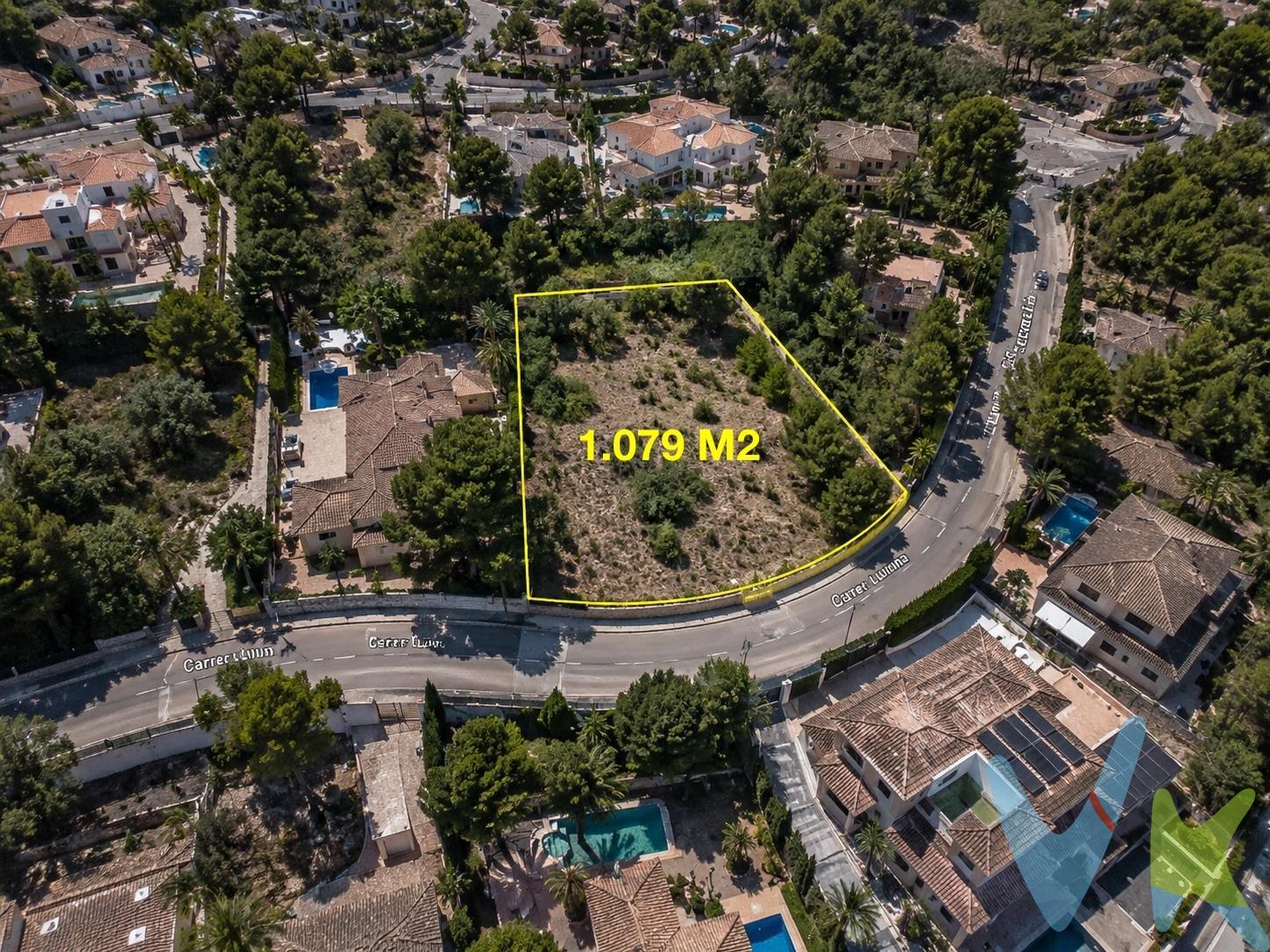 Parcela urbana en venta en Calicanto, Torrent.  1.079 m² en un entorno natural y gran potencial de vistas. ¿Por qué conformarte con la casa de otro cuando puedes estrenar la tuya por el mismo precio? Comprar esta parcela es ahorrar en mantenimiento, ganar en eficiencia y vivir donde siempre soñaste. Tenemos los datos técnicos y la tasación oficial para que tu proyecto empiece mañana mismo.". Parcela urbana en Calicanto lista para construir, ubicada en una zona elevada y en entorno natural consolidado. 1.079 m² que permiten desarrollar una vivienda unifamiliar con jardín, piscina y espacios exteriores con privacidad real. Una opción clara tanto para quien quiere construir su casa como para quien busca una inversión con sentido. Situada en Calle Lluna, en Cumbres de Calicanto, la parcela se encuentra en una urbanización ya desarrollada, rodeada de viviendas unifamiliares y con buena conexión con Valencia. Uno de los puntos interesantes de esta parcela es su posición en ladera, lo que permite trabajar un proyecto arquitectónico con distintos niveles. Bien planteado, esto facilita ganar perspectiva, mejorar la entrada de luz y, en determinadas soluciones, abrir vistas hacia el entorno natural. Es un tipo de parcela que da juego a nivel de diseño y que permite diferenciar el resultado final. A nivel urbanístico, el suelo es urbano y permite la construcción de vivienda unifamiliar aislada en dos alturas, con edificabilidad del 0,40 m²/m² y ocupación del 25%. Además, se permite sótano, semisótano y buhardilla, lo que amplía las posibilidades de proyecto. La configuración de la parcela facilita una buena implantación de la vivienda, trabajando orientación, privacidad y aprovechamiento del espacio exterior, aspectos clave para conseguir una vivienda funcional y con valor en el tiempo. El entorno es tranquilo, con vecinos ya establecidos y sin incertidumbre urbanística, lo que aporta seguridad en todo el proceso de construcción. Desde el punto de vista de inversión, es un producto con lógica: suelo urbano finalista, normativa clara y un tipo de vivienda —unifamiliar con parcela— que mantiene una demanda constante en esta zona. Si estás valorando construir y buscas una parcela con posibilidades reales a nivel de diseño y sin complicaciones urbanísticas, merece la pena verla y analizarla con detalle. Por mandato expreso del propietario, comercializamos este inmueble en EXCLUSIVA, lo que le garantiza un servicio de calidad, un trato fácil, un proceso sencillo, rápido y sin interferencias de terceros. Por este motivo, se ruega no molestar al propietario, a los vecinos o urbanización si los hubiera. Muchas gracias por su comprensión. Si Usted es agencia inmobiliaria y tiene un cliente para este inmueble, llámenos, estaremos encantados de colaborar en esta y otras operaciones. Para más información sobre el inmueble, o concertar una visita, consulte por la inmobiliaria "GESTIÓN DE VIVIENDAS", Llamadas o WhatsApp al +34 646 064 371. Gestión de Viviendas es una Agencia Registrada con el Nº 5.928 en el Registro Obligatorio de Agentes Inmobiliarios de la Comunitat Valenciana, según el DECRETO 98/2022, de 29 de julio, del Consell, por el que se regula el Registro de Agentes de Intermediación Inmobiliaria de la Comunitat Valenciana. El precio del inmueble no incluye los honorarios de la agencia que ascienden al 3% del precio final del inmueble, ni los gastos de notaría y registro de la propiedad (que están sujetos a aranceles y varían dependiendo del precio de escrituración), ni los impuestos (que en la Comunitat Valenciana varían dependiendo del precio del inmueble y de las características personales del comprador). Los datos expuestos son ofrecidos por terceros, meramente informativos y se suponen correctos. Nuestra empresa no garantiza su exacta veracidad. La oferta está sujeta a errores, cambios de precio, omisión y/o retirada del mercado sin previo aviso.