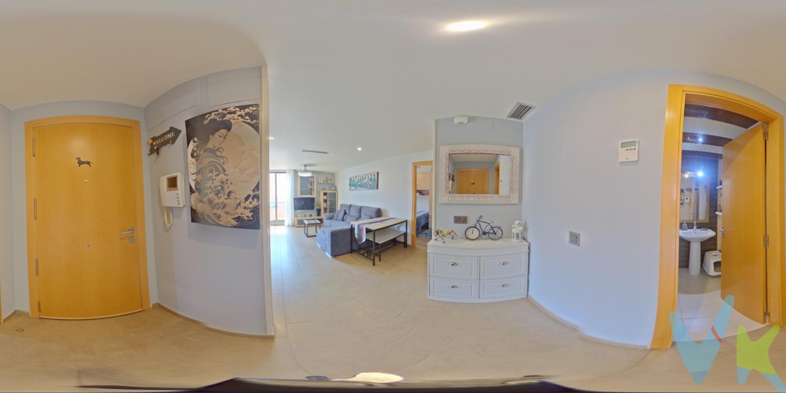  Presentamos un encantador apartamento en venta en la deseada zona Centro de Oropesa del Mar-Orpesa. Situada en un edificio moderno, este inmueble, construido en 2008, está diseñado para ofrecer una mezcla perfecta de confort y funcionalidad. Se trata de una oportunidad única para adquirir una vivienda que combina una ubicación privilegiada con características excepcionales.Ubicada en la planta 3 del edificio, esta propiedad cuenta con un ascensor que garantiza comodidad y facilidad, además de maximizar la accesibilidad. El apartamento abarca 62 metros construidos, de los cuales 58 metros son útiles, ofreciendo un uso inteligente del espacio para satisfacer tus necesidades diarias.El inmueble se presenta amueblado, lo que permite a los compradores entrar a vivir inmediatamente sin necesidad de preocuparse por mobiliario adicional. El salón proporciona un entorno acogedor para el descanso y el entretenimiento.En sus dos habitaciones, este apartamento ofrece el refugio ideal después de un día ajetreado. Las estancias están pensadas para acomodar tanto a individuos como a parejas o pequeñas familias que valoran el confort y la intimidad. Los dormitorios proporcionan suficiente espacio para el almacenamiento, cumpliendo así las expectativas de los propietarios más exigentes.La ubicación del apartamento es uno de sus mayores atractivos. Su situación en la zona Centro de Oropesa del Mar-Orpesa facilita el acceso a una amplia gama de servicios y comodidades a escasa distancia. Con el tren y el autobús cercanos, este inmueble garantiza excelentes conexiones con el resto de la ciudad y más allá, convirtiéndolo en una opción ideal para aquellos que valoran la facilidad de transporte.Este apartamento es perfecto tanto para aquellos que buscan una residencia habitual como para quienes están interesados en una inversión con potencial de alquiler. Oropesa del Mar-Orpesa, conocido por su ambiente vibrante y su rica oferta cultural, lo convierte en un lugar ideal para disfrutar de la vida costera.Las numerosas ventajas que ofrece este apartamento lo hacen una opción destacada en el mercado inmobiliario actual. Los interesados tendrán la oportunidad de comprobar la calidad de vida que ofrece este lugar y descubrir el encanto de vivir en una zona con tanto que ofrecer.Invitamos a todos los compradores potenciales a visitar este inmueble para explorar sus numerosas posibilidades. Esta es una ocasión excepcional para asegurarte una propiedad de calidad en una de las ubicaciones más solicitadas. No pierdas la oportunidad de conocer personalmente este apartamento que podría convertirse en tu próxima vivienda.Para recibir más información o concertar una visita, no dudes en ponerte en contacto con nosotros. Estamos a tu disposición para responder a cualquier consulta que puedas tener. Estás a tan solo un paso de descubrir la casa de tus sueños en Oropesa del Mar-Orpesa. 