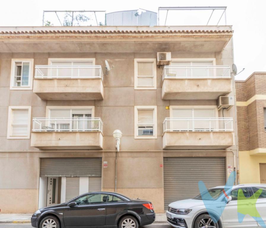 Estas buscando un local grande  en Almassera ???.  . Se vende local comercial en Almassera , con una superficie de 257m2 distribuidas en 6 salas, 5 de ellas destinadas a despachos, 1 sala de reuniones , una sala pequeña destinada para el rac o servidor, baños y un almacen de unos 120m2 con acceso independiente desde la calle.. . . Hasta el momento el local ha estado destinado para oficinas, cuenta con techo desmontable , Aire acondicionado en todos los despachos, e instalacion de internet en todas las dependencias..El Local se encuentra alquilado con un contrato firmado en Abril del 2022 y con una renta de 800EUR+IVA, por lo que habra que respetar las condiciones del contrato  con los actuales inquilinos hasta la finalizacion. El local tiene todos los suministros dados de alta.. . Es lo que estas Buscando?? Solicita una visita, estaremos encantados de atenderte!!!!.