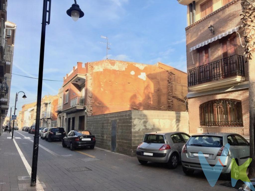 Solar en Museros zona centro, 283 m. superficie parcela con una fachada aproximada de 9,30m y una profundidad de 32m. Orientación Sur...Extras: centrico, colegios, metro, zona de paso..