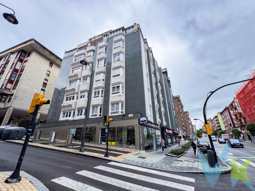  Magnífica oportunidad para adquirir un acogedor piso en una de las áreas más prometedoras de Gijón. Esta propiedad, ubicada en la primera planta de un edificio con ascensor, se encuentra lista para convertirse en su próximo hogar. Distribuido en tres  dormitorios,  este piso está pensado para quienes buscan espacio y comodidad. Las habitaciones están llenas de luz natural y ofrecen un ambiente acogedor, ideal para el descanso y la vida diaria. La cocina, equipada con todos los electrodomésticos necesarios, es práctica y funcional. Un salón comedor amueblado con estilo atemporal,  es el lugar perfecto para recibir a sus invitados o relajarse tras una jornada laboral. Amplias ventanas permiten la entrada de luz, creando una atmósfera cálida y acogedora para disfrutar cada instante. De igual forma,. ambos  baños,, equipados con ducha,, disponen de todas las comodidades para satisfacer las necesidades diarias.La ubicación de este inmueble es inmejorable, permitiéndole ir a pie a todos los lados,  tiene conexiones de transporte público a poca distancia lo que  garantiza una movilidad fluida hacia el resto de la ciudad o incluso para desplazamientos más largos. Este aspecto resulta especialmente valioso para aquellos que valoran la comodidad de un acceso rápido y fácil a los principales servicios y zonas de interés.El entorno del piso le ofrece todo lo que puede desear. Situado en una zona con acceso a tiendas, colegios, supermercados y parques, el entorno es ideal para familias o para quienes disfrutan de un estilo de vida activo. La cercanía a zonas verdes y espacios de recreación o la misma playa de SAN LORENZO  brinda  múltiples opciones para actividades al aire libre.Además de las características prácticas y estéticas del piso, el hecho de que esté completamente amueblado añade un valor significativo. La posibilidad de entrar a vivir de inmediato, sin preocuparse por la adquisición de muebles o electrodomésticos, representa una ventaja considerable para el comprador. Esta comodidad lo hace especialmente atractivo tanto para primera residencia como para inversión.Con esta vivienda además podrás adquirir una plaza de garaje por 27.000 .La calidad de los materiales y el buen estado de conservación del inmueble aseguran una opción de compra segura y duradera. Cada detalle ha sido cuidadosamente mantenido, lo que refleja el compromiso con la calidad y el buen gusto.No deje pasar esta oportunidad de adquirir un hogar que combina ubicación, confort y estilo en  Gijón. Reserve una visita y descubra por sí mismo todo lo que este piso tiene para ofrecerle. Estamos seguros de que cumplirá con sus expectativas y podrá visualizar en él su futuro hogar. Contáctenos para concertar una visita y experimentar de primera mano el potencial de esta propiedad única. Estamos a su disposición para cualquier consulta que desee realizar sobre esta oferta.Se informa a los interesados que el precio de venta indicado no comprende los honorarios de la agencia inmobiliaria al comprador, el Impuesto de Transmisiones Patrimoniales (ITP) ni los gastos asociados a la compraventa (notaría, registro de la propiedad y otros) 