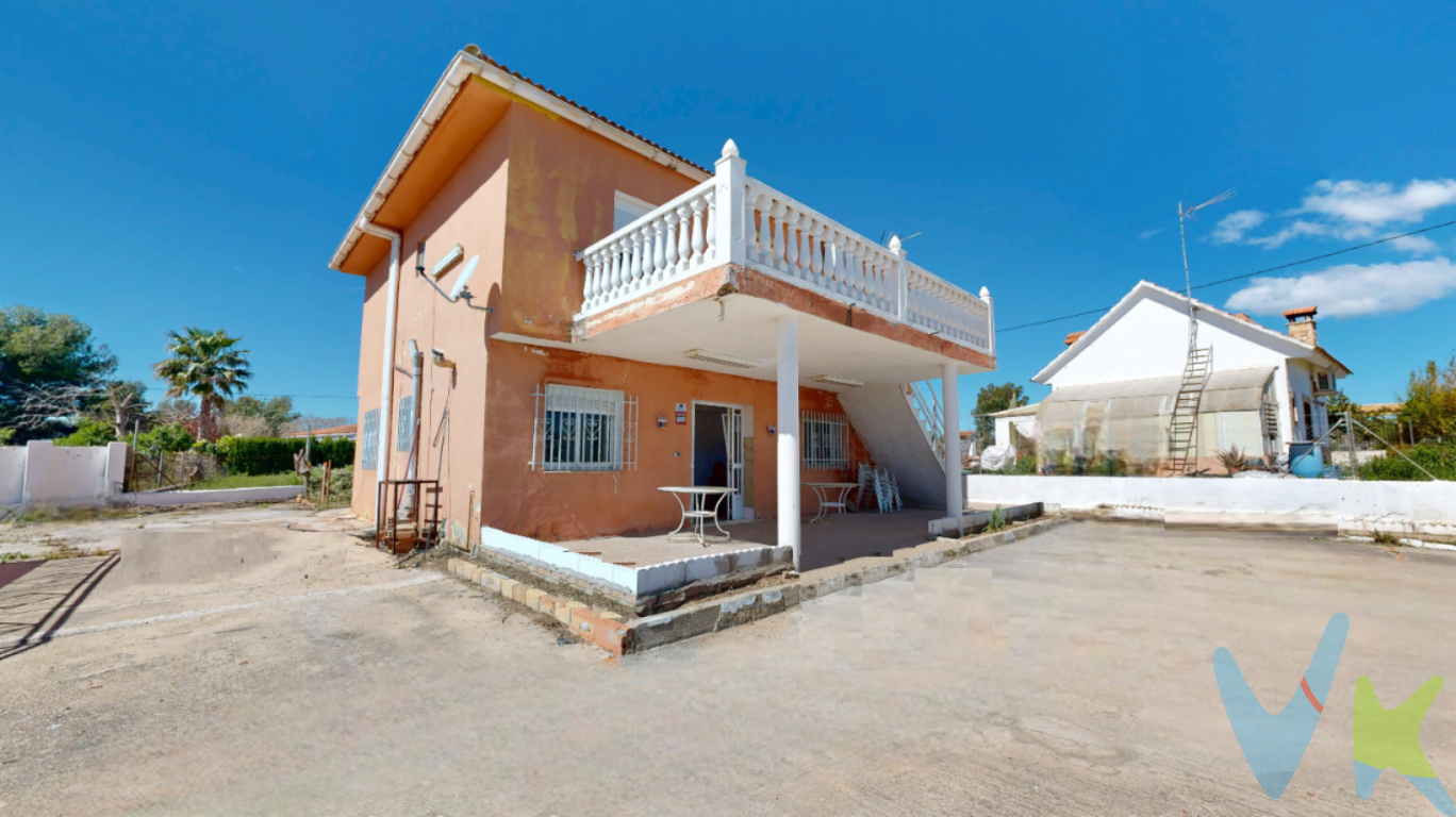 Chalet independiente en suelo rústico con piscina privada en plena naturaleza, un lugar donde el espacio, la tranquilidad y la calidad de vida se unen para ofrecerte un hogar único.    Ubicado sobre una amplia parcela de más de 1.530 m², esta propiedad te permite disfrutar al máximo del exterior: zonas para relajarte, reuniones con amigos, comidas al aire libre y, por supuesto, su piscina privada, perfecta para los meses de verano y para convertir cada día en una experiencia de desconexión.    La vivienda cuenta con 231 m² construidos y se encuentra en buen estado, lista para entrar a vivir. En su interior encontramos 6 habitaciones, ideales tanto para familias numerosas como para quienes buscan espacio extra para despacho, invitados o zonas de ocio, además de 2 baños que aportan comodidad en el día a día.    Destaca por su gran luminosidad y sus vistas despejadas, que transmiten una sensación constante de amplitud y bienestar. Dispone de aire acondicionado tipo split, suelos de gres y terrazo, carpintería interior en roble y ventanas de aluminio, combinando funcionalidad y durabilidad.    El exterior es, sin duda, uno de sus grandes atractivos: una parcela con múltiples posibilidades donde la piscina se convierte en el centro de la vivienda, acompañada de espacio suficiente para crear diferentes ambientes según tus necesidades.   Una propiedad perfecta tanto como vivienda habitual como segunda residencia, ideal para quienes buscan espacio, teletrabajar, privacidad y disfrutar del aire libre sin renunciar a tener todos los servicios a pocos minutos.    Si tienes que vender antes tu vivienda, llámanos y te asesoramos cómo hacerlo para además tener los mínimos gastos posibles y todas las garantías.  Agencia Registrada con el nº00516 en el Registro Obligatorio de Agentes Inmobiliarios de la Comunidad Valenciana    Por mandato expreso del propietario, COMERCIALIZAMOS ESTE INMUEBLE EN EXCLUSIVA, lo que le garantiza el acceso a toda la información, a un servicio de calidad, un trato fácil, sencillo y sin interferencias de terceros. Por este motivo, se ruega NO MOLESTAR AL PROPIETARIO, a los ocupantes de la propiedad o a los vecinos. Muchas gracias por su comprensión.   La oferta está sujeta a cambios de precio o retirada del mercado sin previo aviso. Este anuncio en su conjunto, incluyendo textos, fotos, imágenes o cualquier otro contenido de este, no es vinculante dado que la información es ofrecida por terceros y puede contener errores. Se muestra a título informativo y no contractual.  El precio del inmueble no incluye los honorarios de la agencia que ascienden al 4%+IVA del precio final del inmueble, ni los gastos de notaría y registro de la propiedad (que están sujetos a aranceles y varían dependiendo del precio de escrituración), ni los impuestos (que en la Comunitat Valenciana varían dependiendo del precio del inmueble y de las características personales del comprador).  Esta propiedad se pone a la venta con toda la documentación comprobada y en regla, por lo que ofrecemos GARANTIAS a los compradores.  
