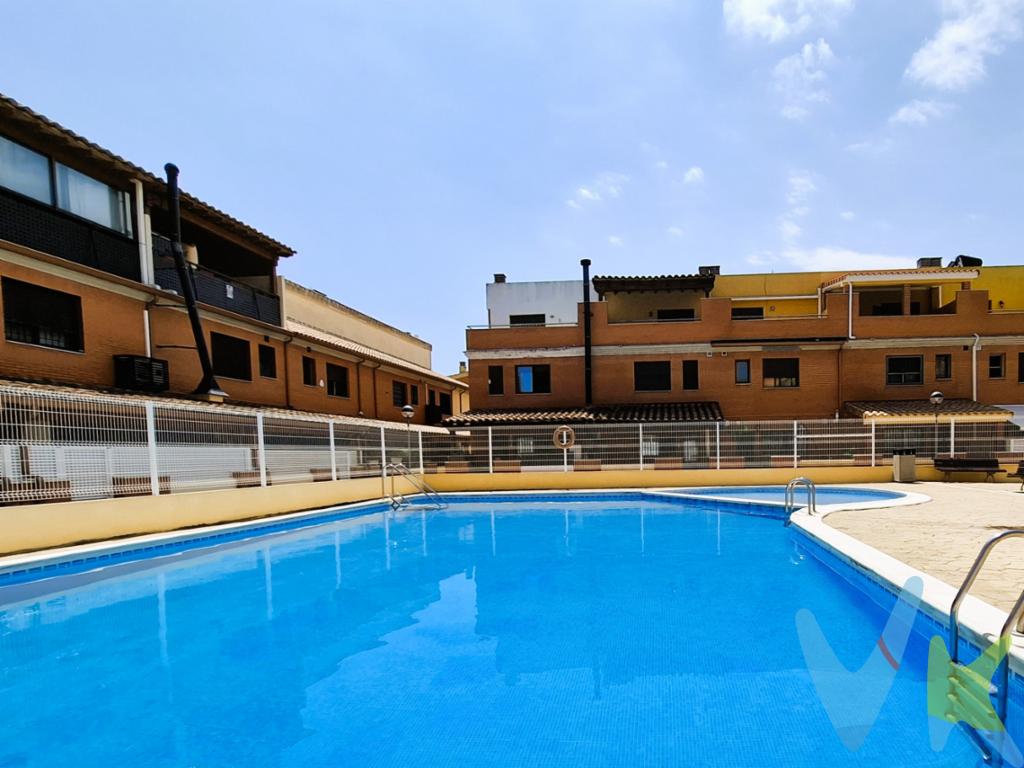  Presentamos esta impresionante casa adosada en venta, situada en la codiciada zona del Parmerar de Benicasim. Esta propiedad ofrece una oportunidad excepcional para aquellos que buscan un hogar tranquilo y acogedor, sin renunciar a la cercanía de servicios y espacios de ocio. Construida en el año 2003, la vivienda combina elegancia moderna con espacios cuidadosamente distribuidos, ideal para familias o quienes desean un espacio adicional.Con una superficie útil de 97,01 metros cuadrados y una superficie total construida de 112,07 metros cuadrados, esta casa se presenta como una opción espaciosa y cómoda. La propiedad cuenta con cuatro habitaciones, perfectas para acomodar a toda la familia o para utilizar como oficinas o salas de estudio según las necesidades personales. De dos baños en la planta de dormitorios, dispone de un aseo en la planta baja, lo que añade comodidad en el día a día.El garaje incluido es un elemento esencial para los propietarios, garantizando un lugar seguro para el vehículo y evitando los inconvenientes de estacionar en la vía pública. A esto se suma una zona ajardinada y piscina comunitarias que proporcionan un espacio verde, perfecto para disfrutar del aire libre o para organizar reuniones con amigos y familiares.Equipado con todos los electrodomésticos necesarios, el mobiliario que ofrece la vivienda asegura que los nuevos propietarios puedan instalarse sin preocuparse de realizar grandes inversiones iniciales. La cocina, moderna y funcional, invita a preparar tanto comidas rápidas como cenas elaboradas, convirtiéndose en un punto central del hogar. Le añade una chimenea en el comedor para disfrutar en familia los meses de invierno.La proximidad de paradas de autobús ofrece una excelente conectividad, facilitando los desplazamientos a diferentes puntos de la ciudad y alrededores sin complicaciones.Esta zona de Benicasim es conocida por su tranquilidad y calidad de vida superior, convirtiéndose en el escenario perfecto para disfrutar de paseos al aire libre, practicar deporte, o simplemente relajarse al final de un día laboral. Esta ubicación privilegiada añade valor a la propiedad, haciendo que la casa resulta aún más atractiva.Los interesados en esta magnífica propiedad están invitados a visitarla y descubrir de primera mano todas las ventajas que ofrece. La combinación de un entorno sereno, una vivienda completamente equipada y su situación estratégica hacen de esta casa una oportunidad inmejorable en el mercado actual.No pierda la posibilidad de convertir este inmueble en su nuevo hogar y disfrutar de todas las comodidades que proporciona. Contáctenos para concertar una visita y permitirnos mostrarle el encanto de esta casa adosada en Benicassim. Estamos seguros de que, una vez que la conozca, quedará convencido de que es el lugar perfecto para usted y su familia.Posibilidad de financiación hasta el 100%.Gastos, impuestos y honorarios profesionales de la inmobiliaria no incluidos en el precio. 